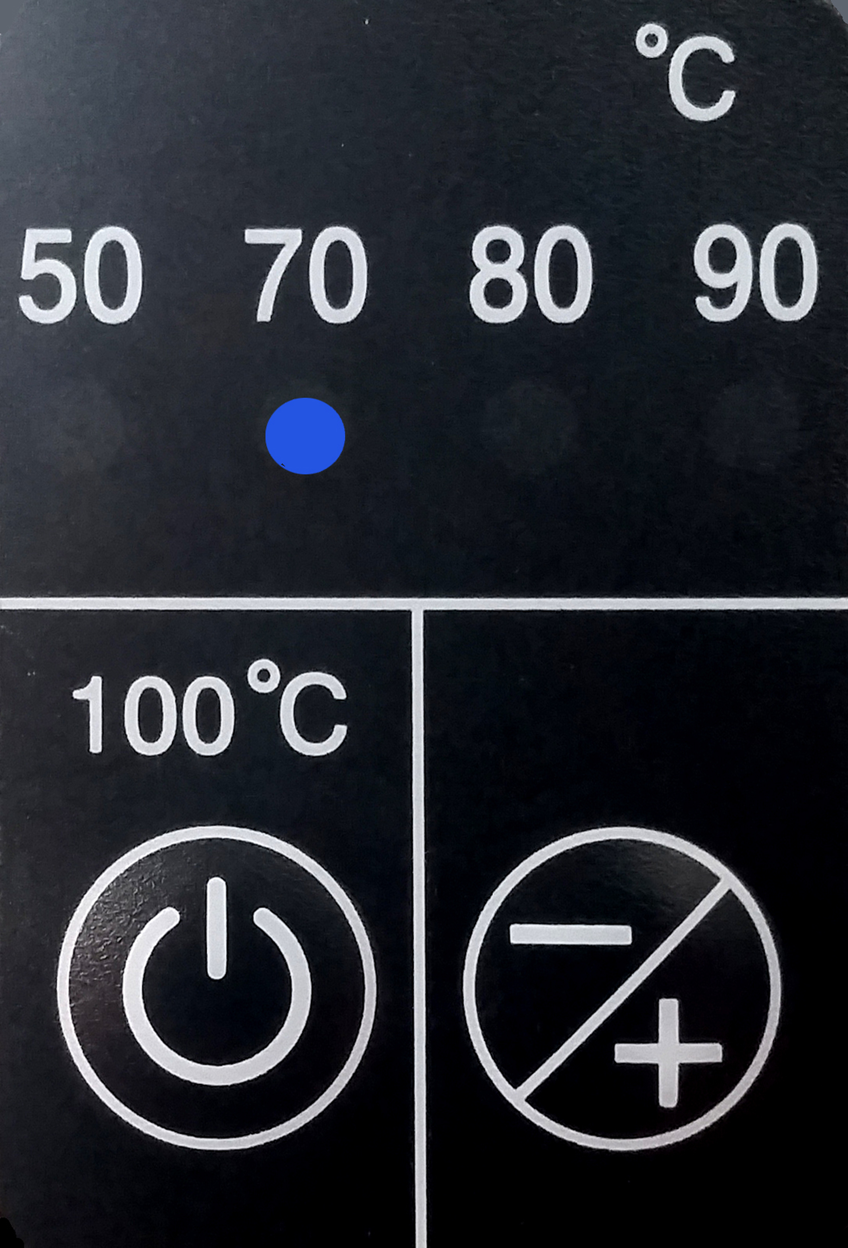 Pannello di controllo nero con impostazioni della temperatura. Sfondo bianco.
