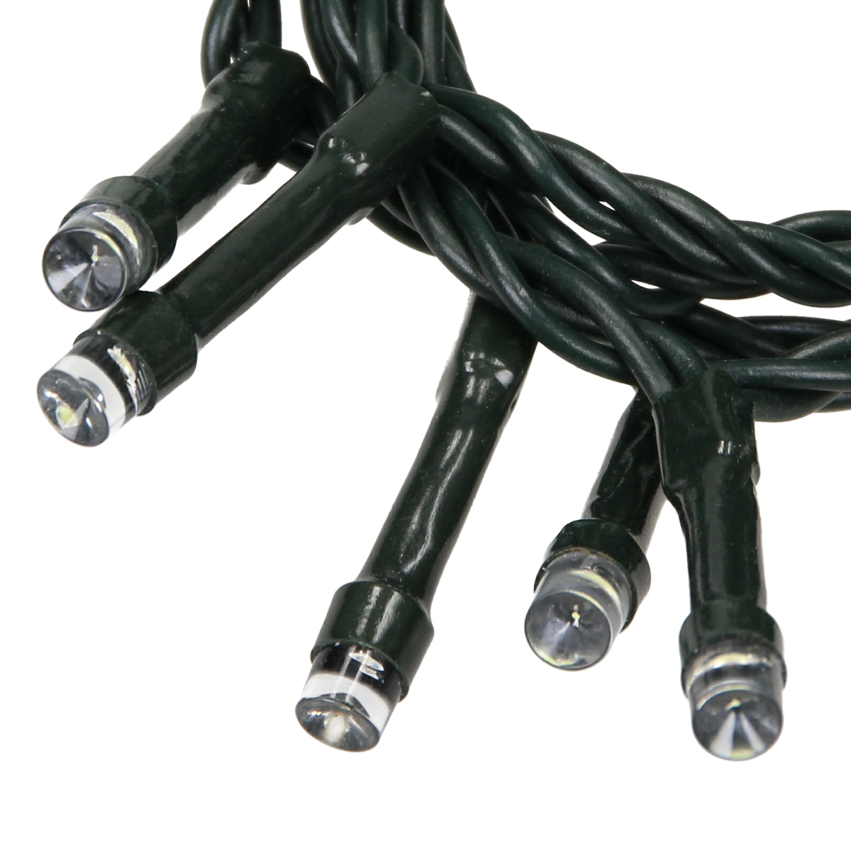 Nahaufnahme von grünen LED-Lichterketten. Jede Glühbirne ist klar und hat eine kleine LED.