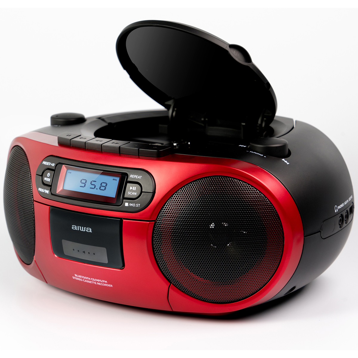 Una radiocasetera roja y negra con reproductor de CD abierto. Fondo blanco.