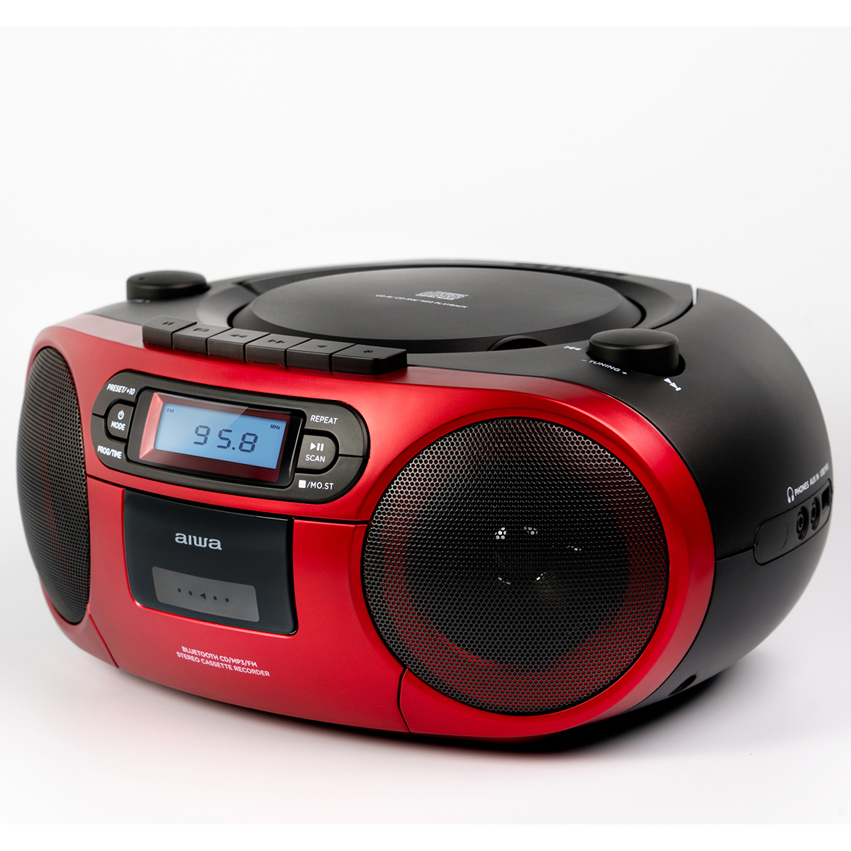 Boombox roja y negra. Reproductor de CD en la parte superior, pantalla muestra 95.8. Altavoces al frente, fondo negro.