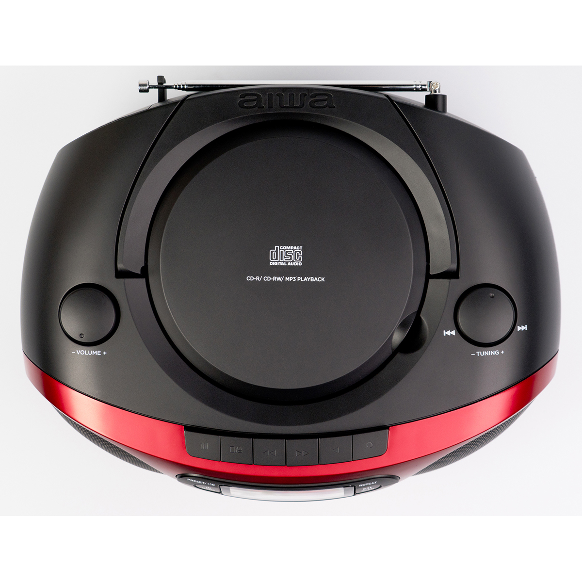 Radio reproductor de CD portátil negro y rojo, con botones y ranura para CD, sobre fondo blanco.
