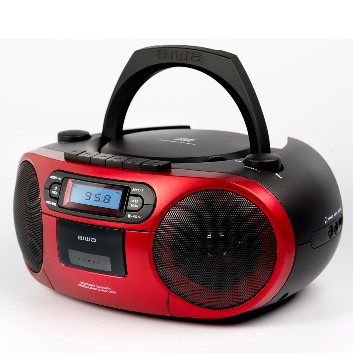 Una radiocasete rojo y negro con reproductor de CD, pantalla de radio y asa, sobre fondo blanco.
