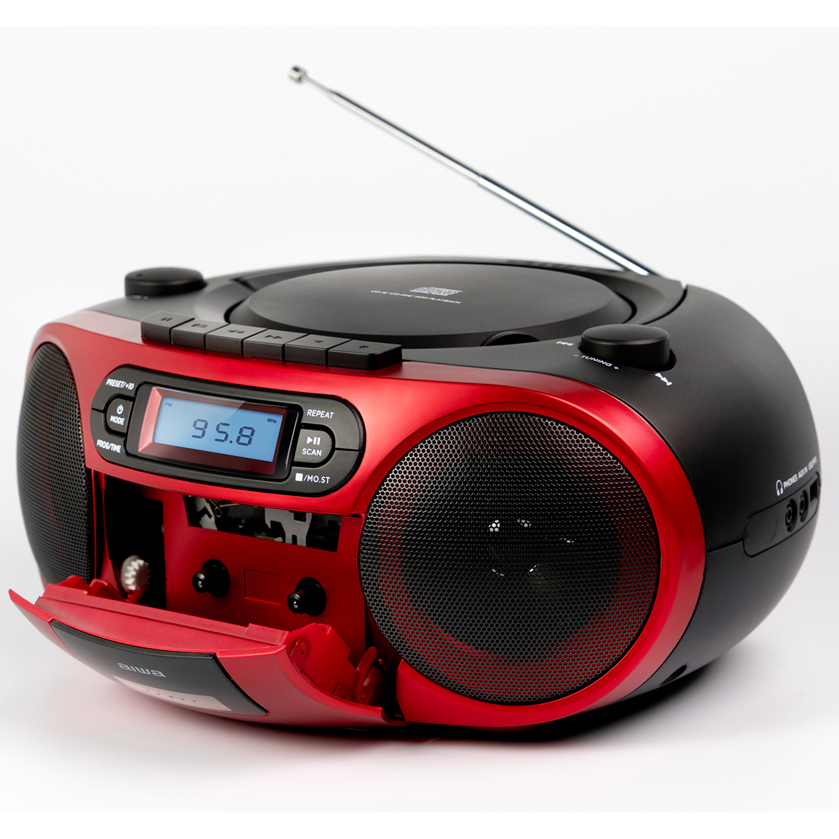 Radiocasete rojo y negro con reproductor de CD y casete. La radio está encendida y muestra 95.8.