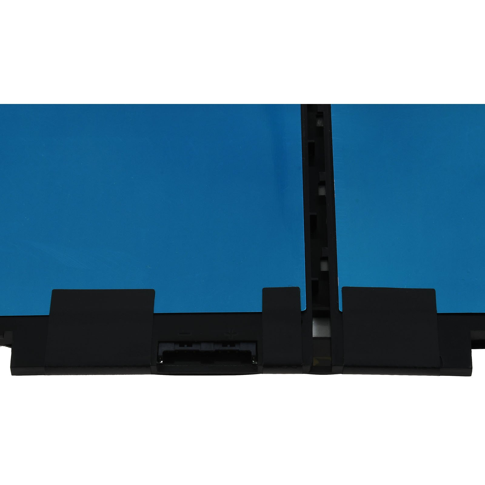 Una batería azul y rectangular. Componentes de plástico negro en la parte superior.