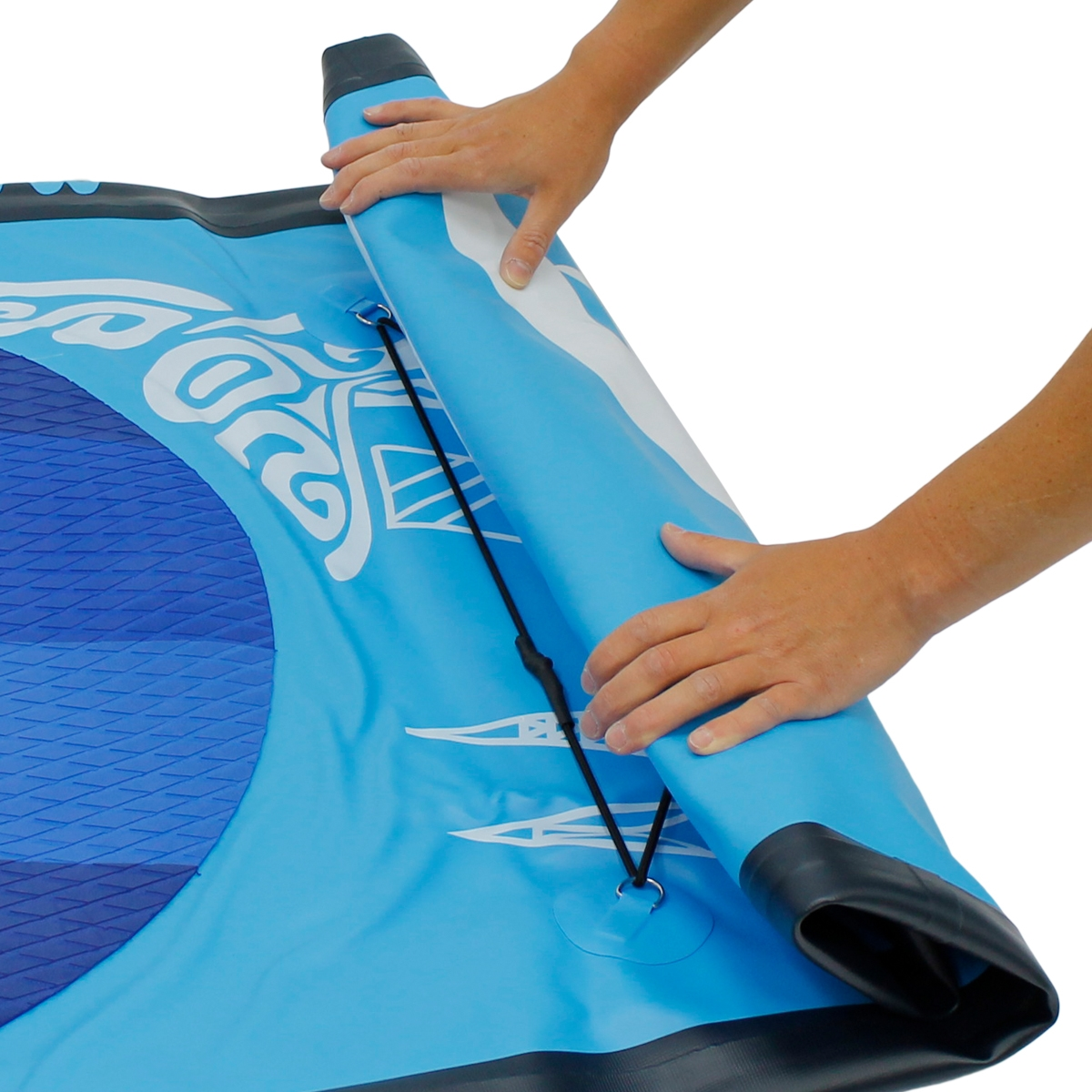 Hände rollen einen blau-weißen aufblasbaren Flügel. Schwarze Schnur und weißes Logo sichtbar.