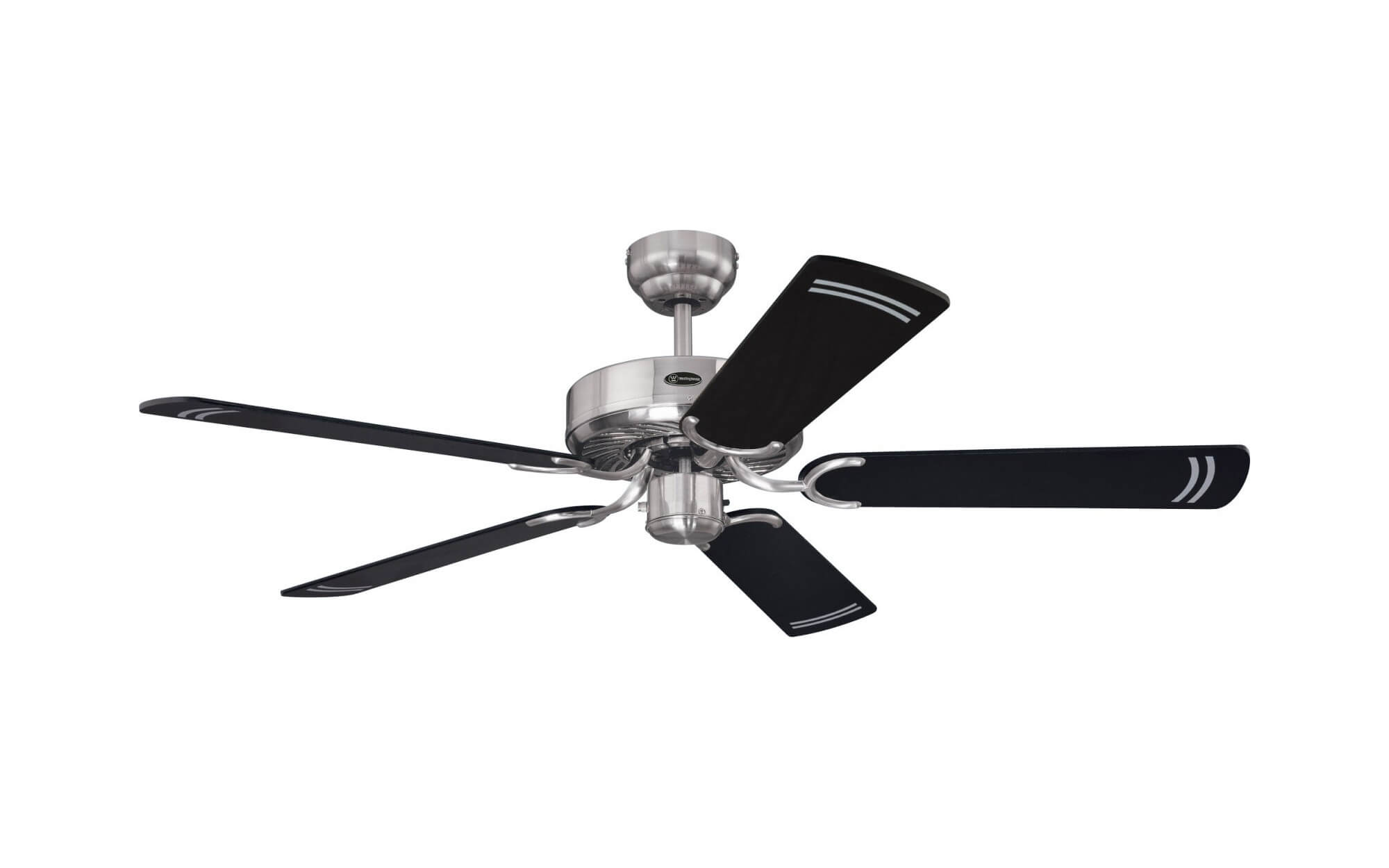 Deckenventilator mit fünf schwarzen und silbernen Flügeln auf weißem Grund.