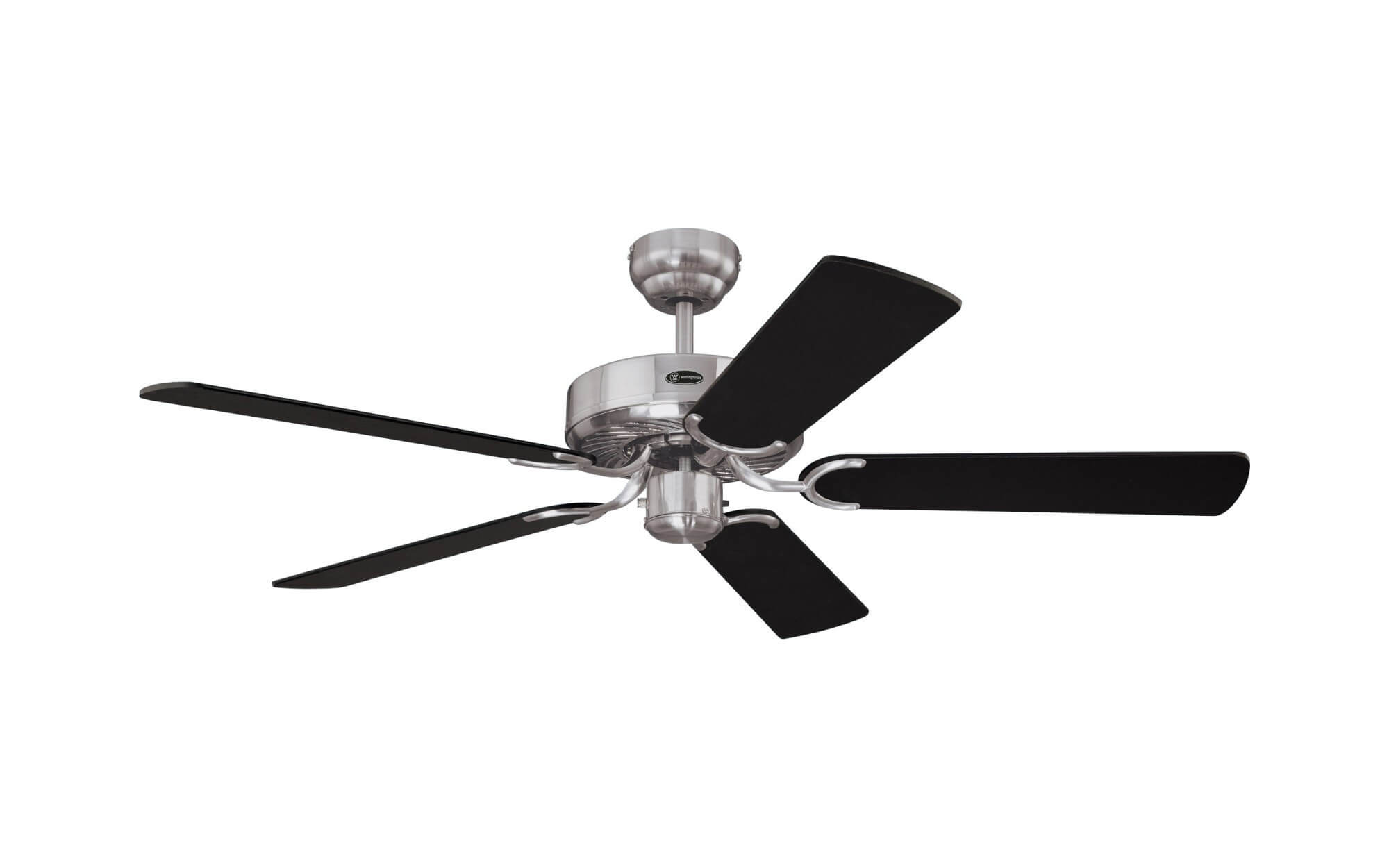 Deckenventilator mit silbernem Motor und Flügeln mit schwarzen Kanten, weißer Hintergrund.