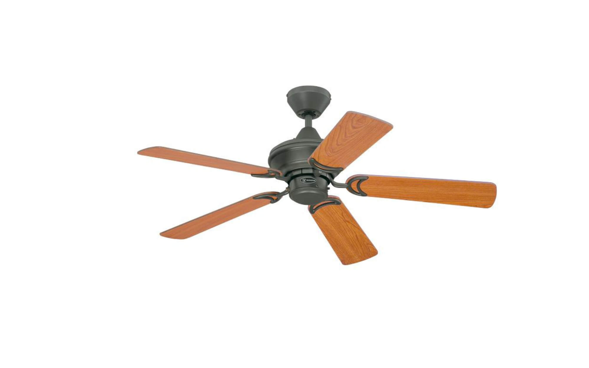 Deckenventilator mit fünf Holzflügeln und einem dunkelgrauen Motor. Der Ventilator ist vor weißem Hintergrund.