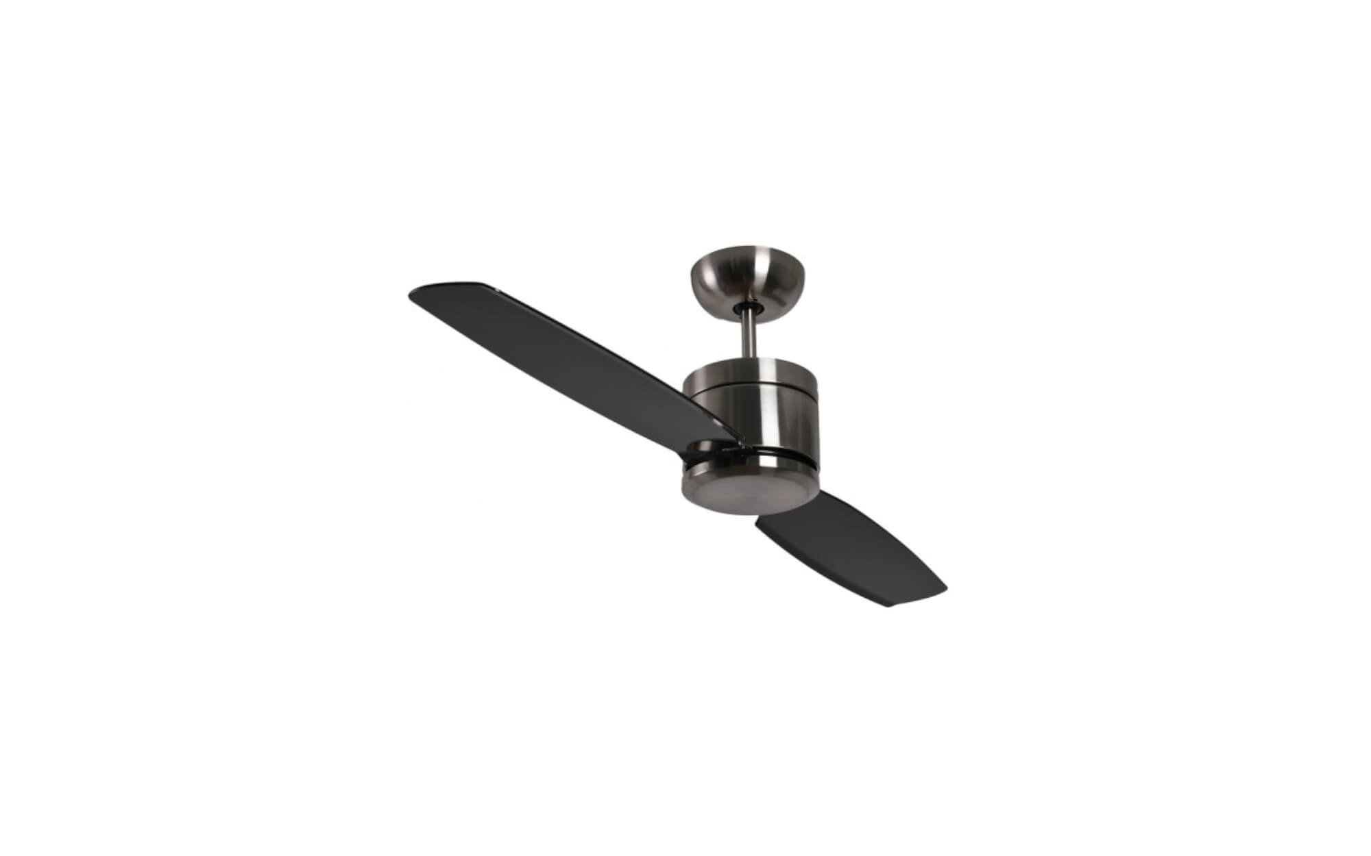 Ein Deckenventilator mit zwei schwarzen Flügeln und einem silbernen Motor. Weißer Hintergrund.