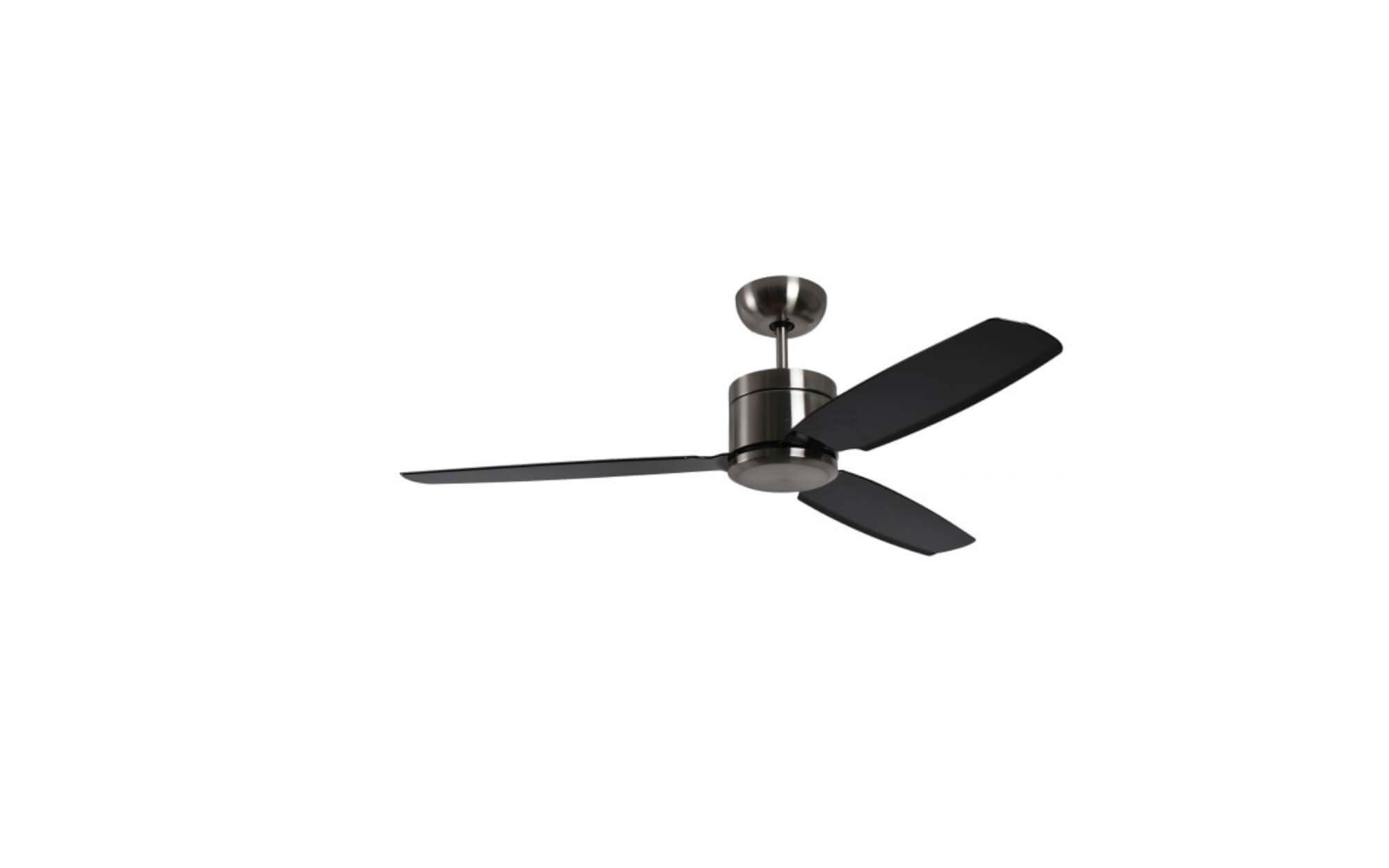 Deckenventilator mit schwarzen Flügeln und silbernem Gehäuse, auf weißem Hintergrund, isoliert.