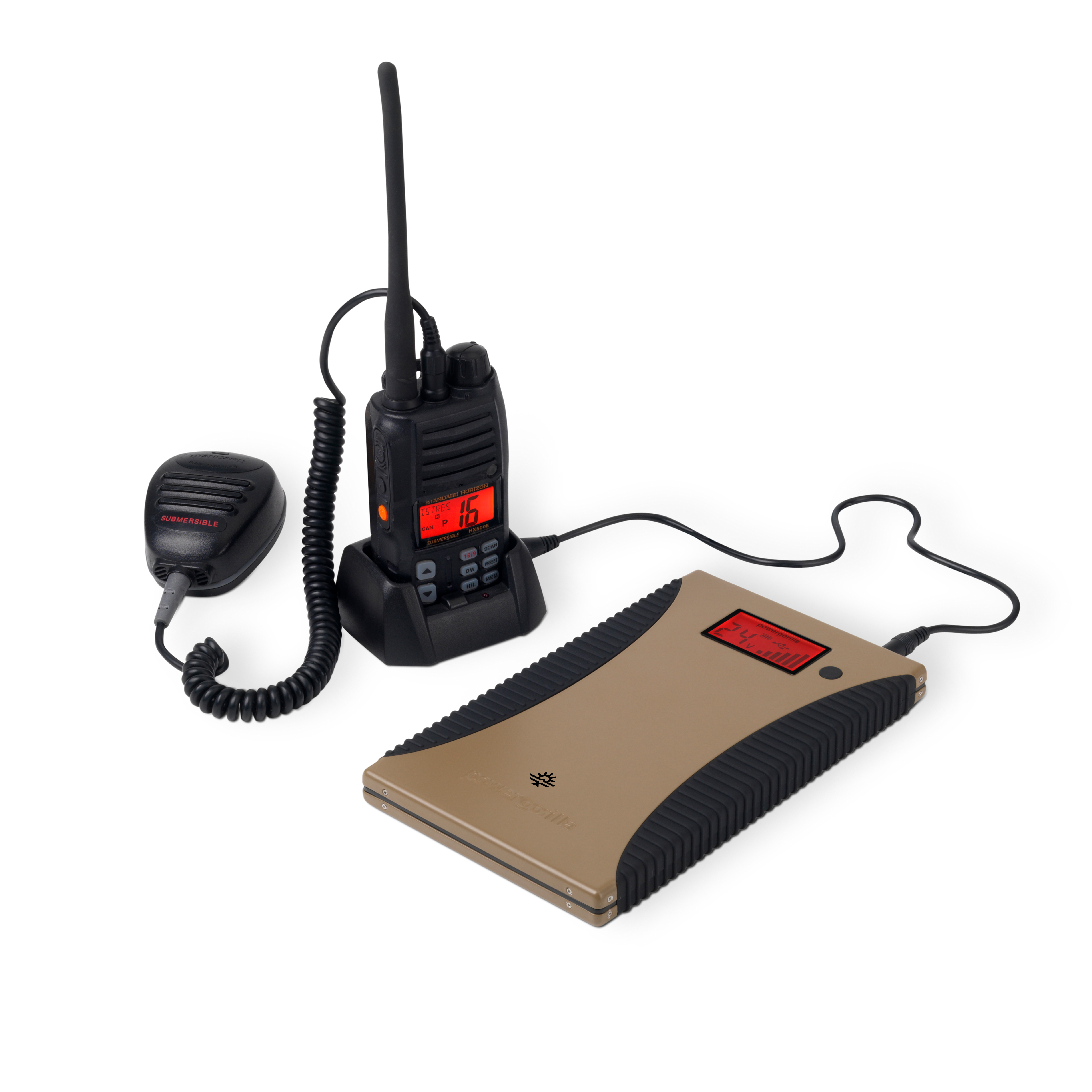 Dispositivi di comunicazione: walkie-talkie, microfono e batteria. Sfondo bianco.