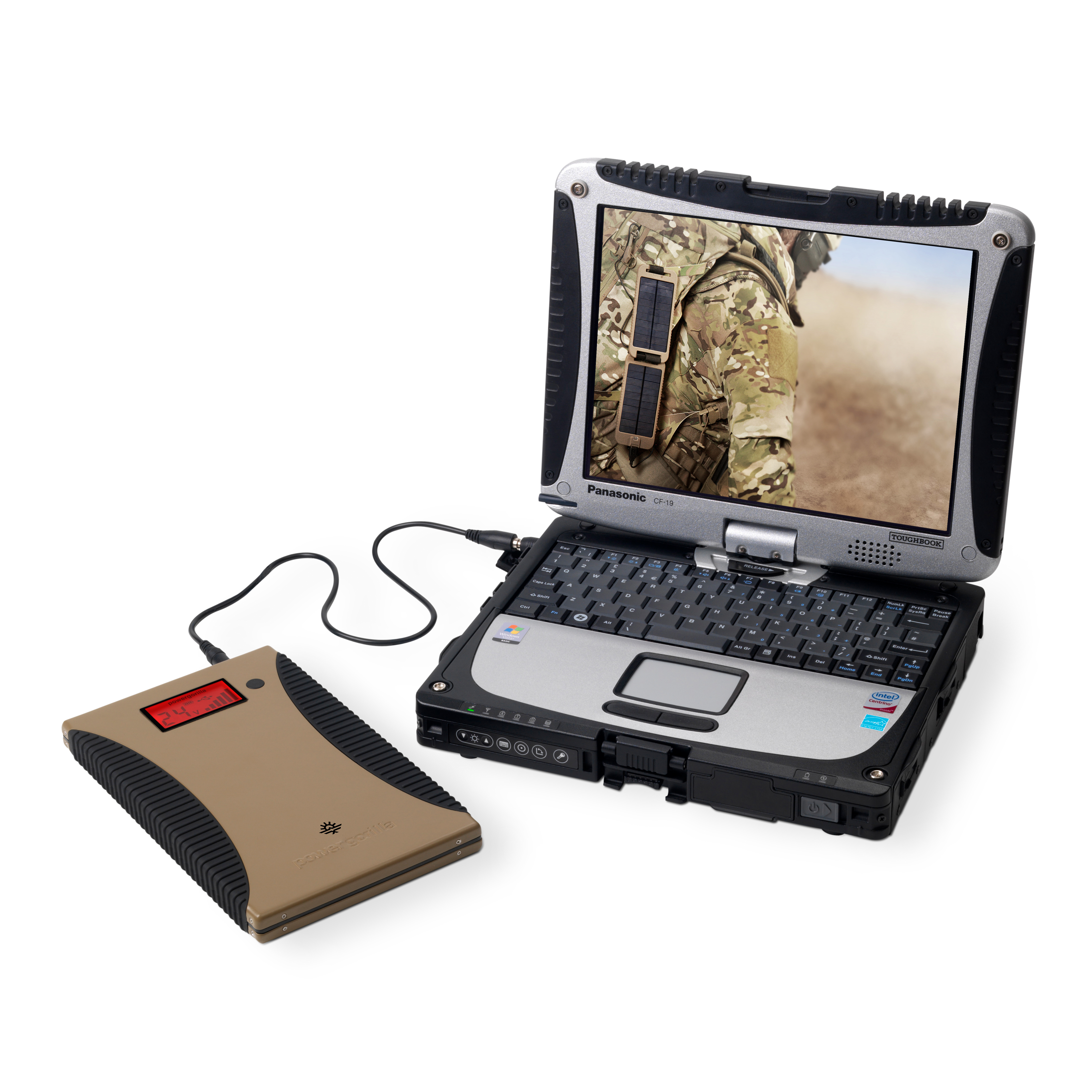 Un laptop collegato a un power bank, che mostra l'immagine di un soldato.