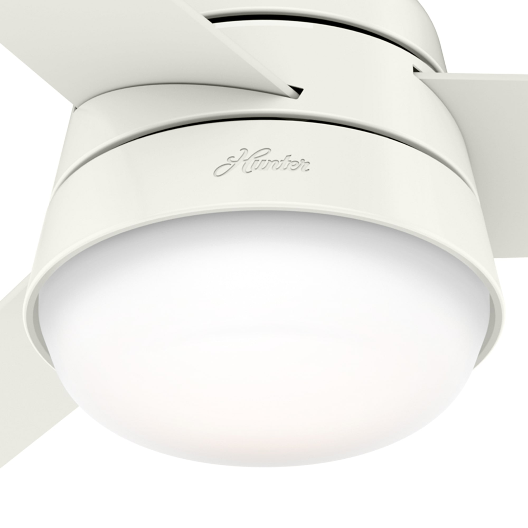 Nahaufnahme eines weißen Deckenventilators mit Licht. Die Lüfterflügel und die Leuchte sind sichtbar.