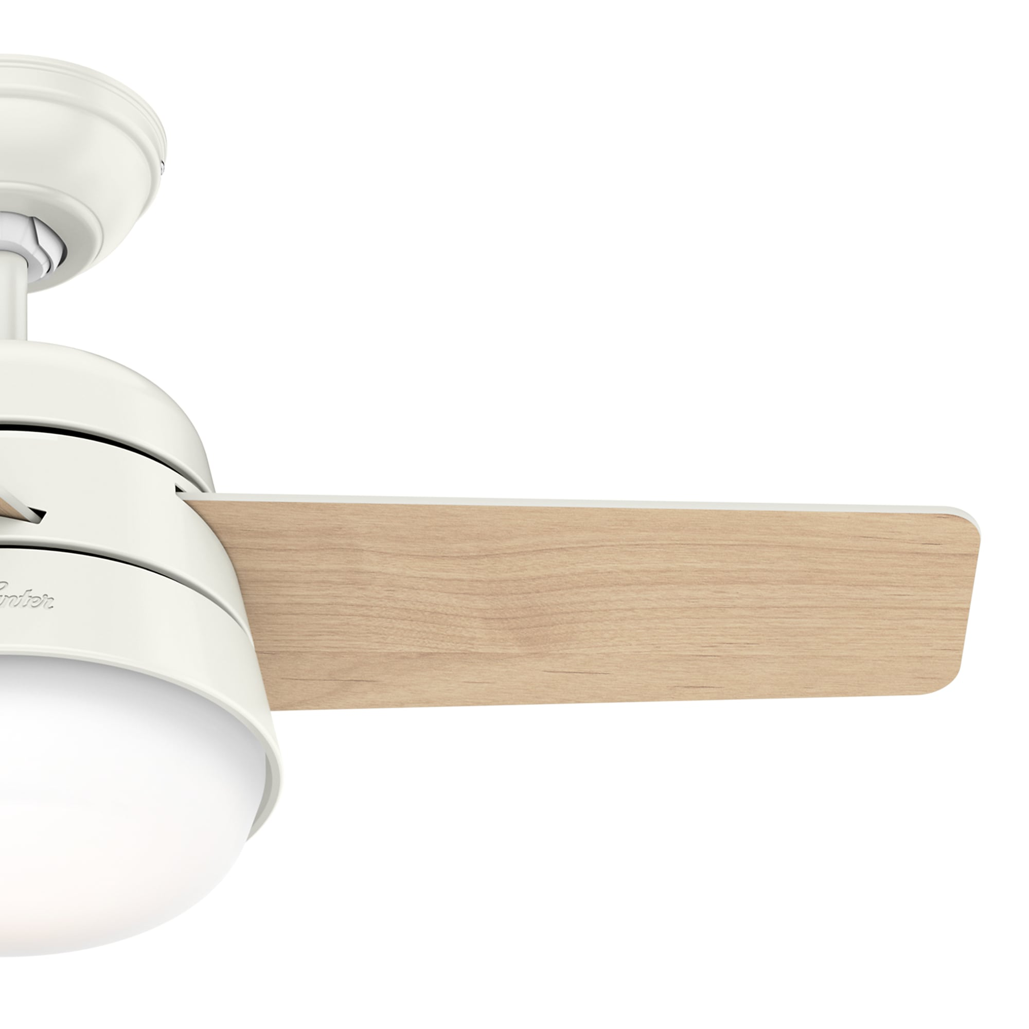 Ein Deckenventilator mit weißem Gehäuse und hellen holzfarbenen Flügeln. Der Ventilator steht vor weißem Hintergrund.