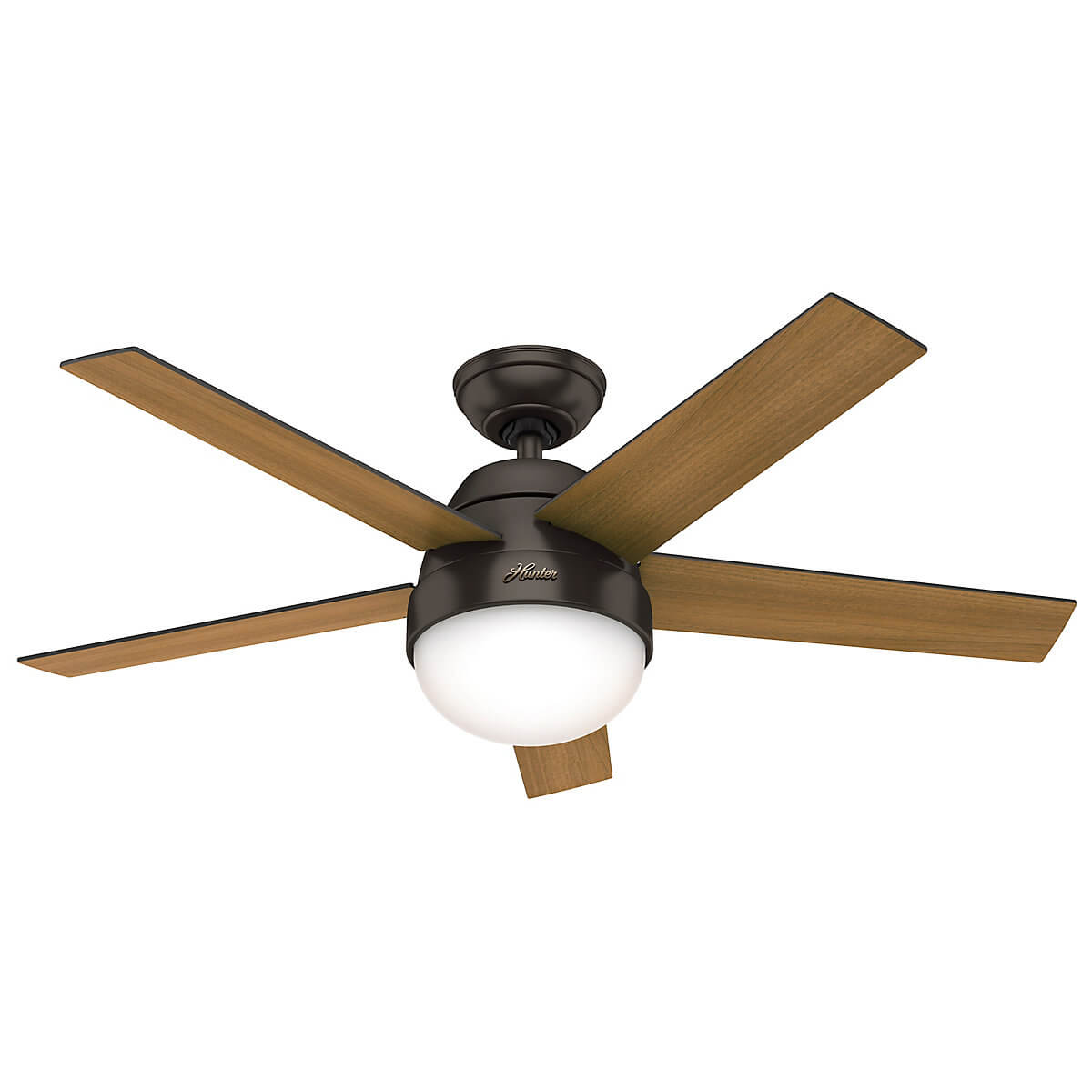 Ein Deckenventilator mit fünf Holzflügeln und einer weißen Leuchte. Er ist dunkelbraun.