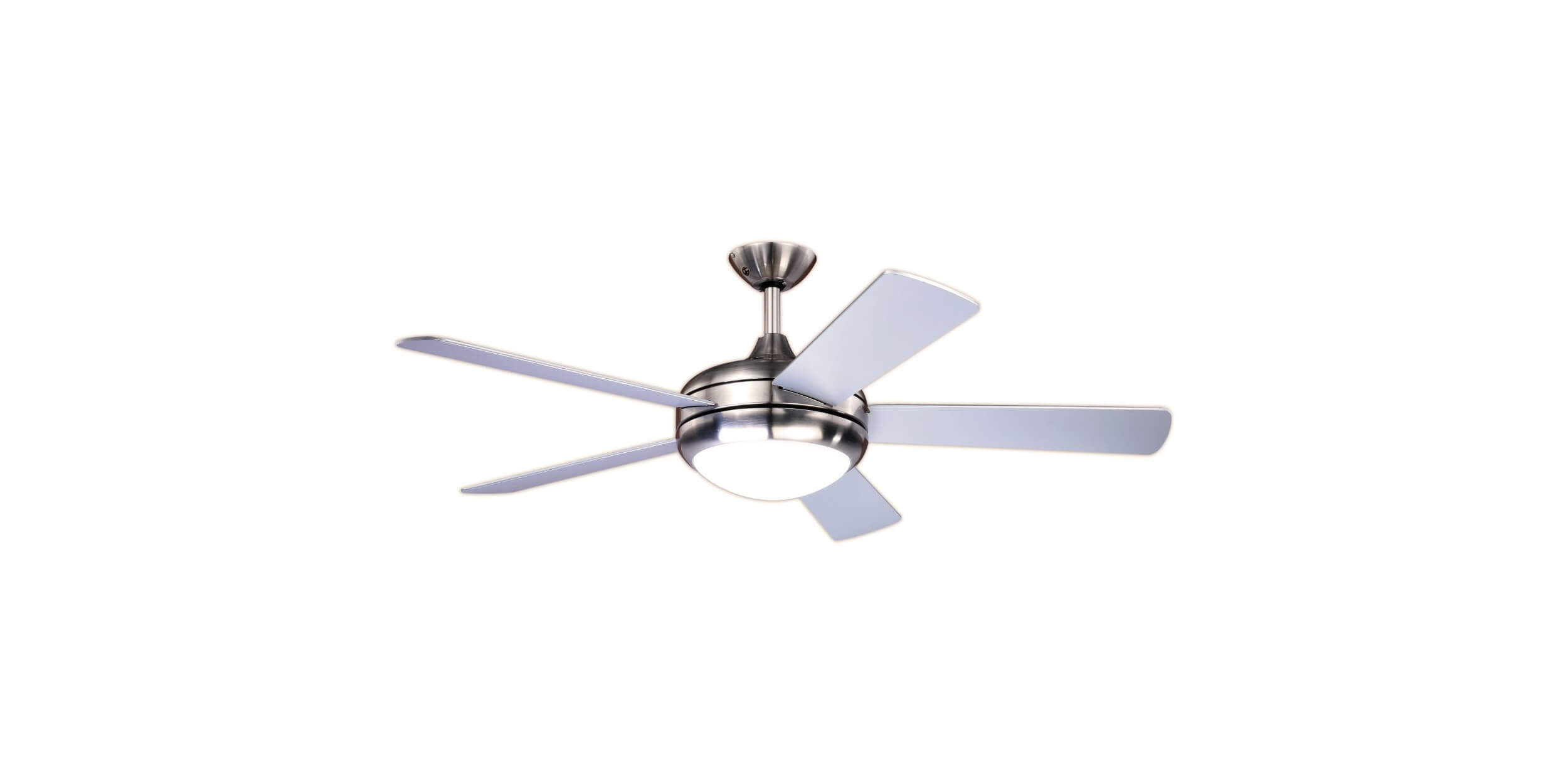 Deckenventilator mit fünf Flügeln, silbernem Finish und zentralem Licht.