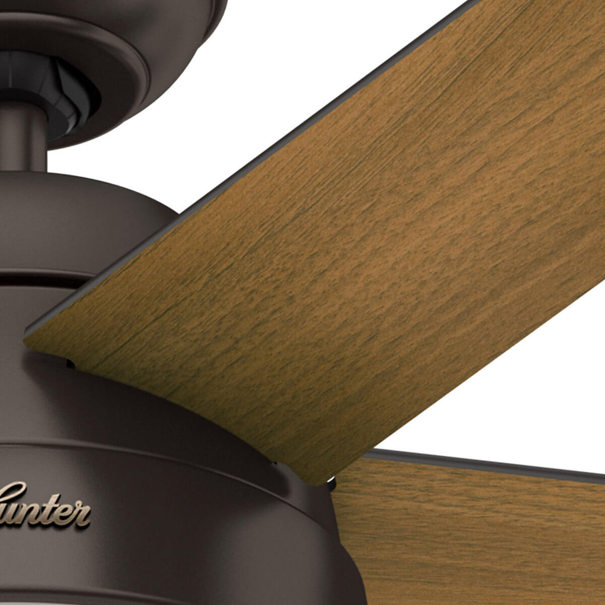 Nahaufnahme eines braunen Deckenventilatorflügels. Der Ventilator ist braun mit einem Holz-Look-Flügel.