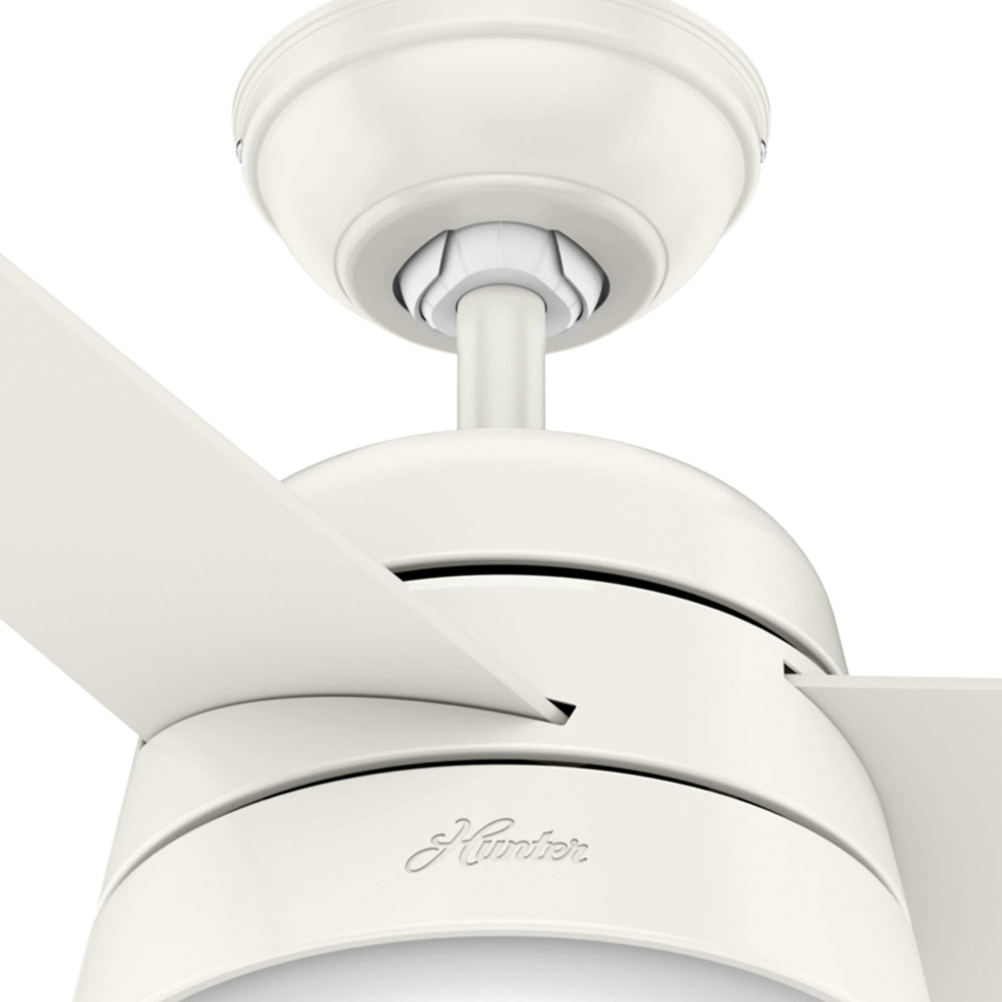 Cremefarbener Deckenventilator mit drei Flügeln. Das Hunter-Logo ist sichtbar.