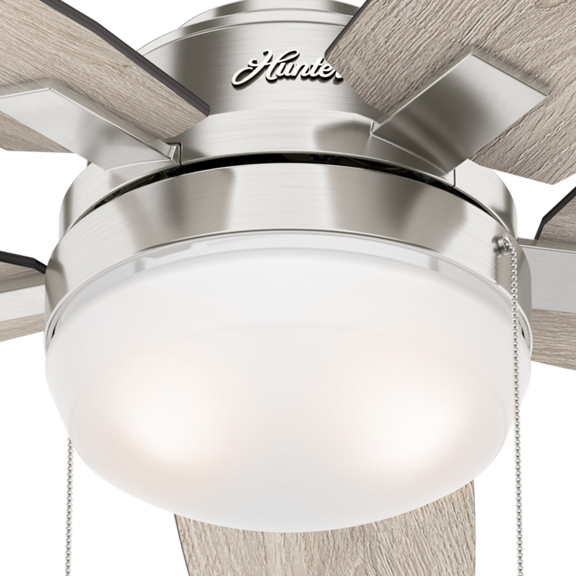 Deckenventilator mit Licht. Silber-Finish, Holzblätter, Hunter-Logo.