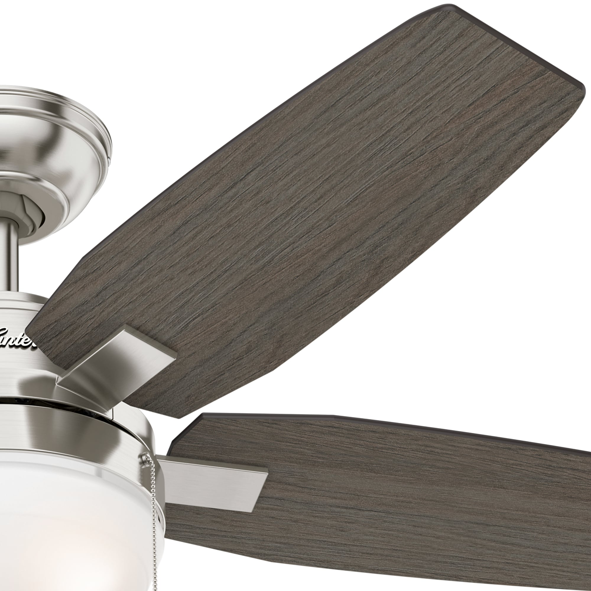 Ein Deckenventilator mit drei Holzoptik-Flügeln wird vor weißem Hintergrund gezeigt. Die Flügel sind angewinkelt.