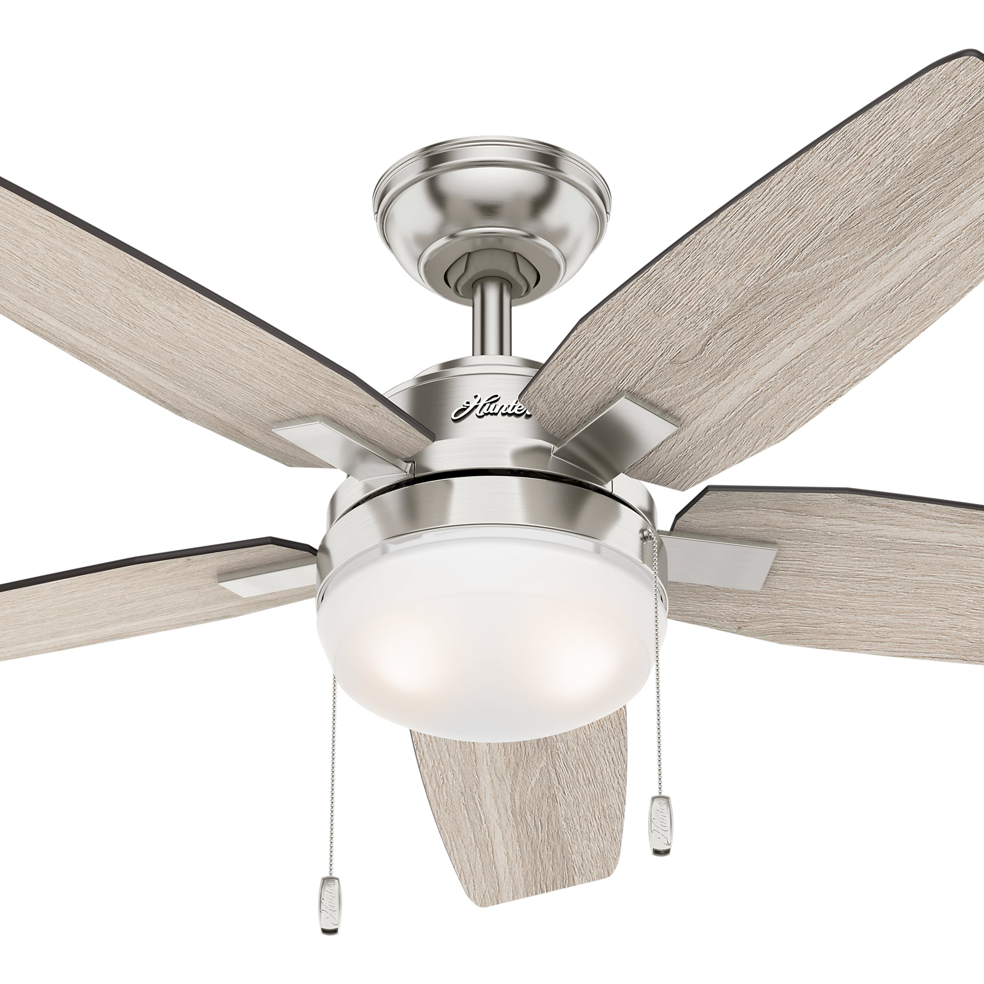 Ein Deckenventilator mit fünf hellfarbigen Holzblättern und einer Oberfläche aus gebürstetem Nickel.