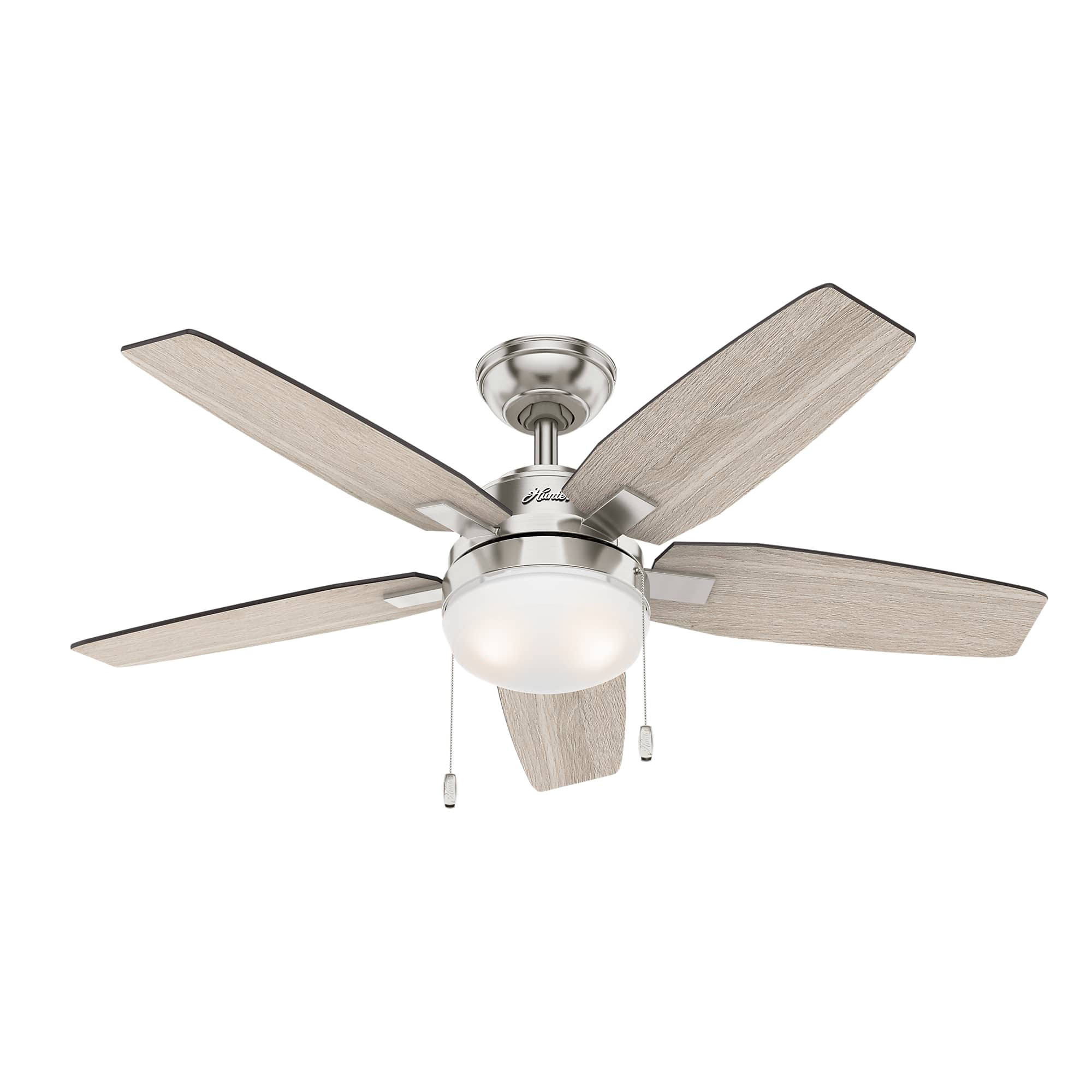 Deckenventilator mit fünf Holzblättern und einem zentralen Licht. Silberne Halterung und weißer Deckenhintergrund.