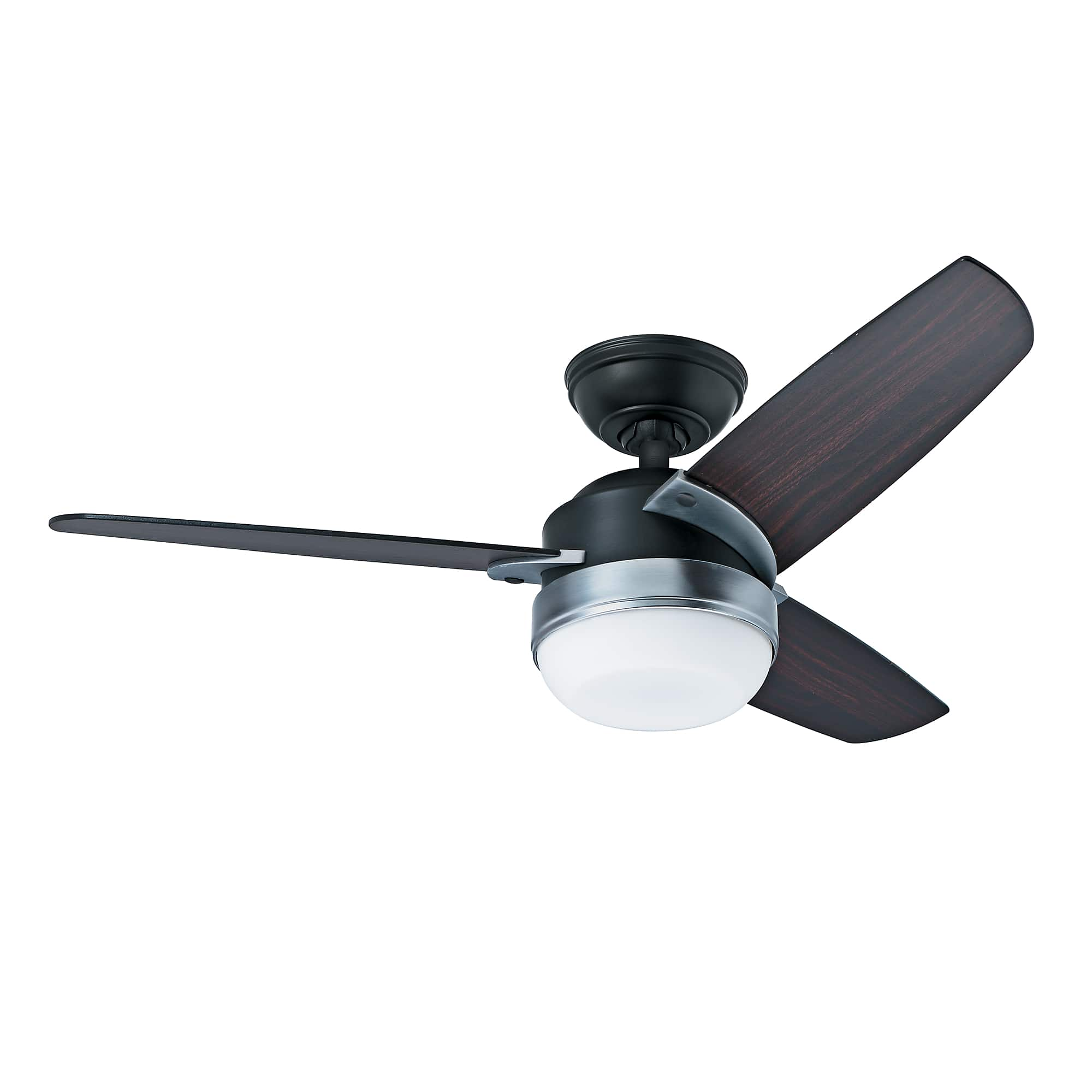 Ein Deckenventilator mit dunklen Holzblättern und einer Leuchte, an einer weißen Decke.