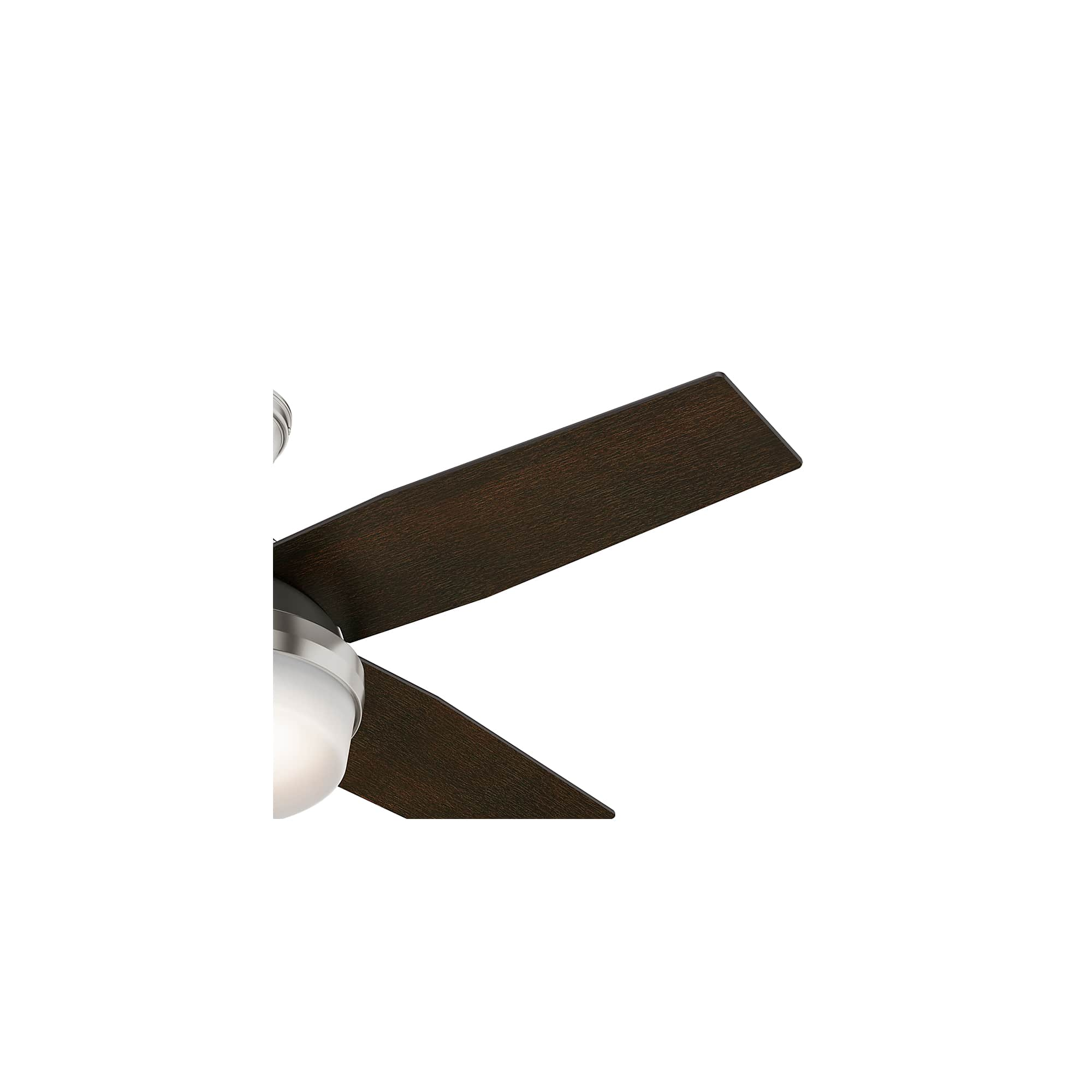 Ein Deckenventilator mit zwei dunkelbraunen Flügeln und einer Leuchte.