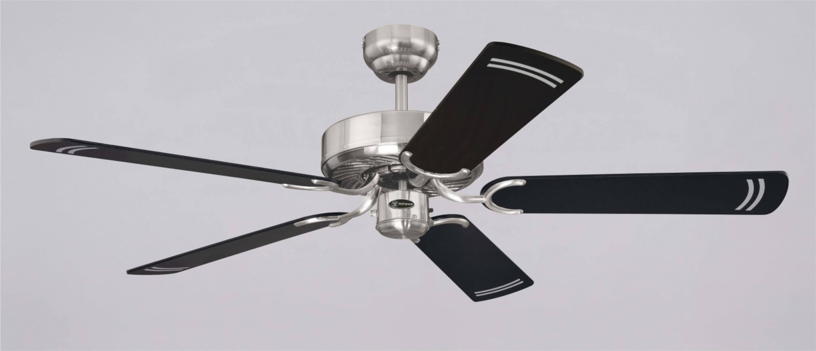 Deckenventilator mit fünf schwarzen Blättern und silbernem Motorgehäuse auf hellgrauem Hintergrund.