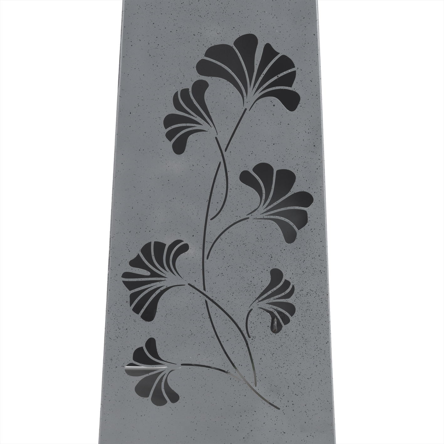 Graue Tafel mit schwarzem Blumendesign. Weißer Hintergrund.