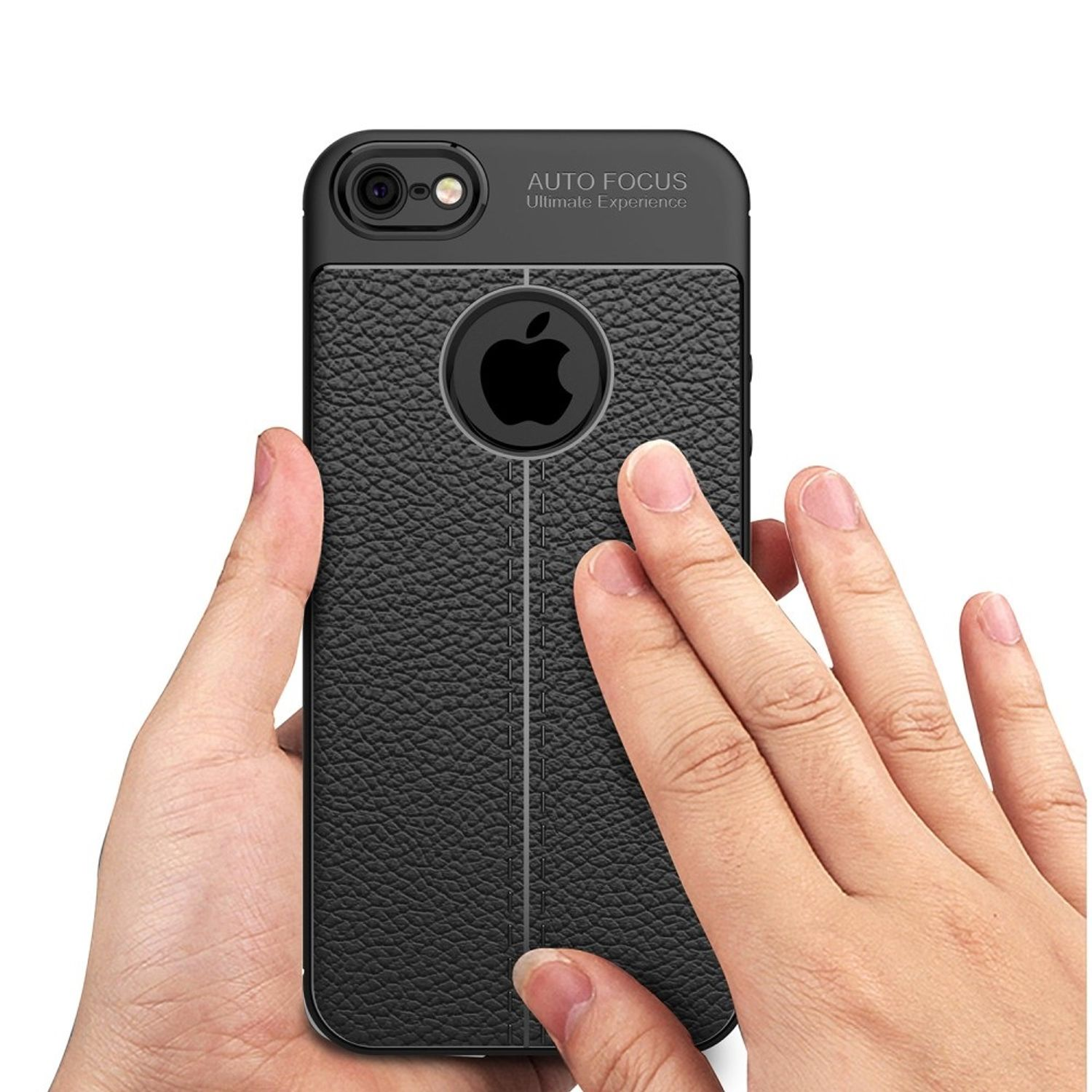 Eine Handyhülle, die mit zwei Händen gehalten wird. Schwarz mit lederartiger Textur, mit einem Apple-Logo.