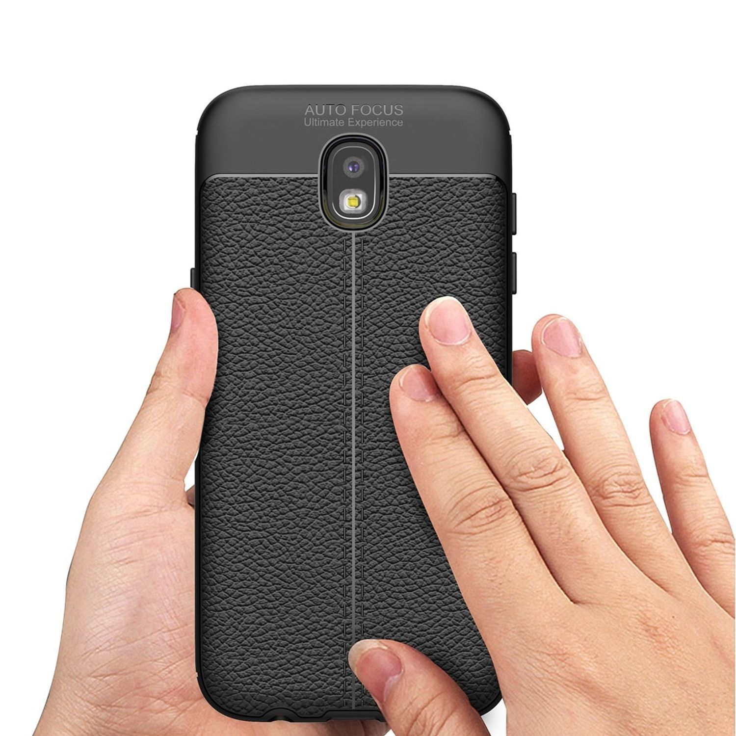 Hände halten eine schwarze Handyhülle mit strukturiertem Lederdesign und Autofokus-Kamera.