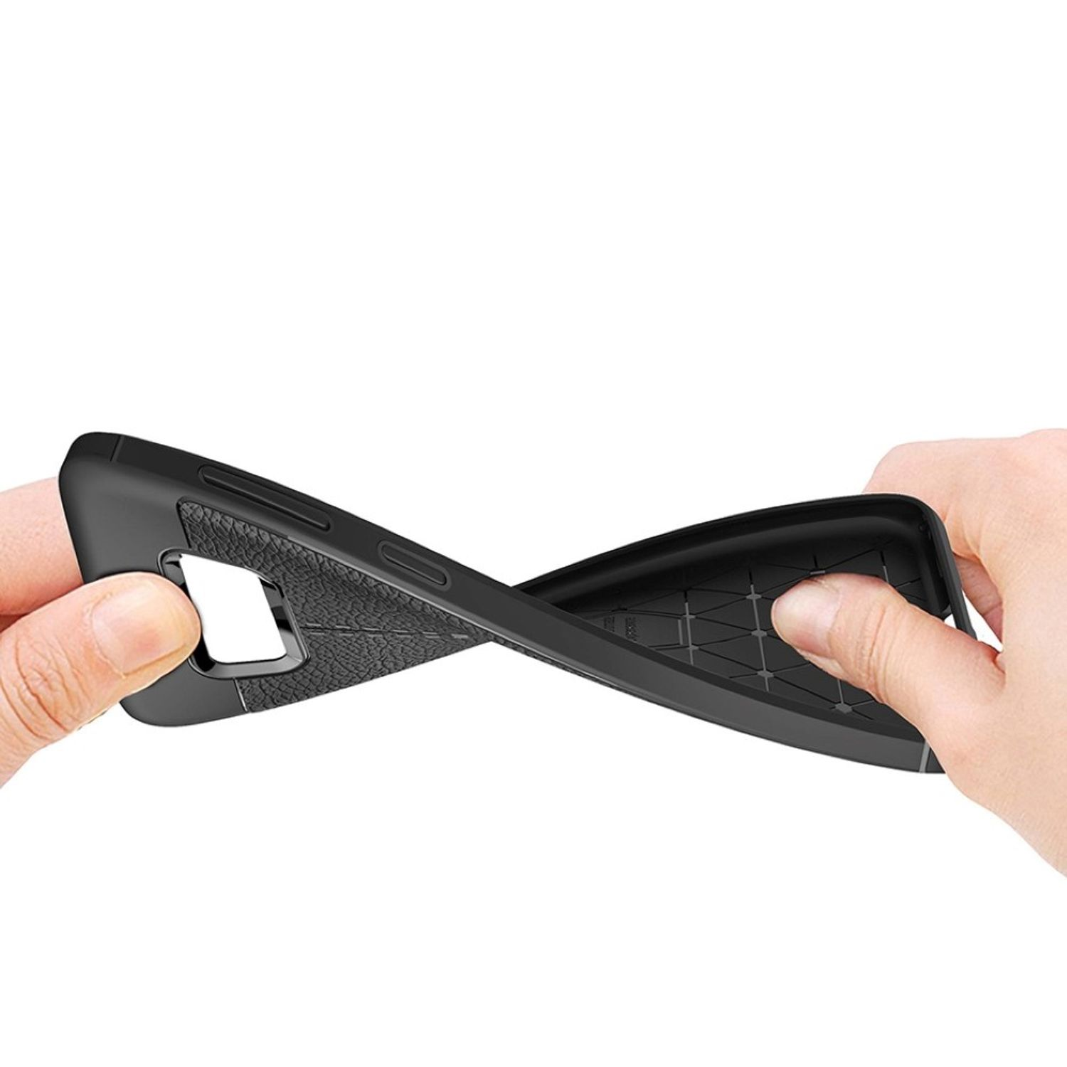Eine Person, die eine schwarze Handyhülle hält, zeigt die Innen- und Außenseite. Sie ist flexibel und schwarz.