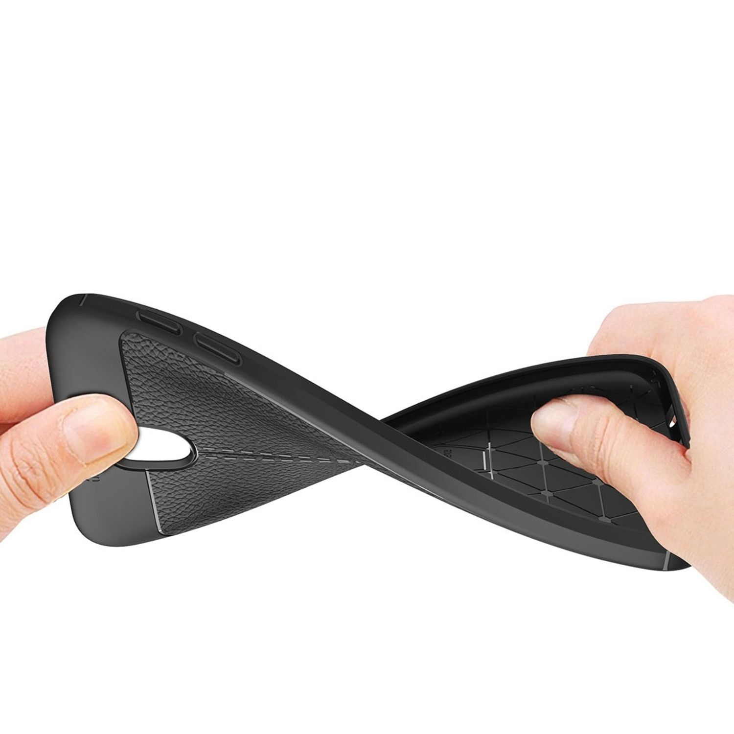 Hände biegen eine schwarze Handyhülle. Die Hülle hat eine strukturierte Rückseite und ist flexibel.