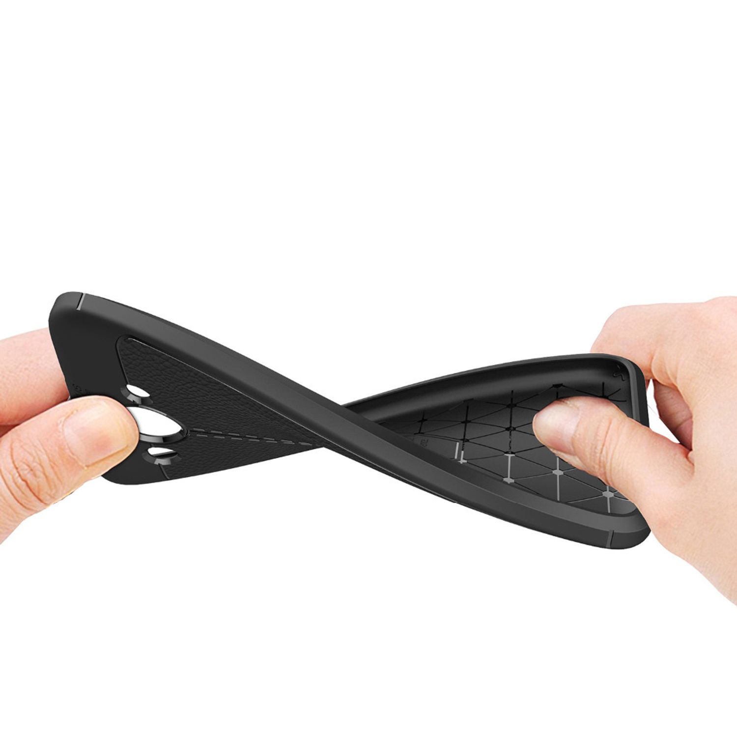Hände halten eine schwarze Handyhülle. Die Hülle ist flexibel mit geometrischem Muster innen.