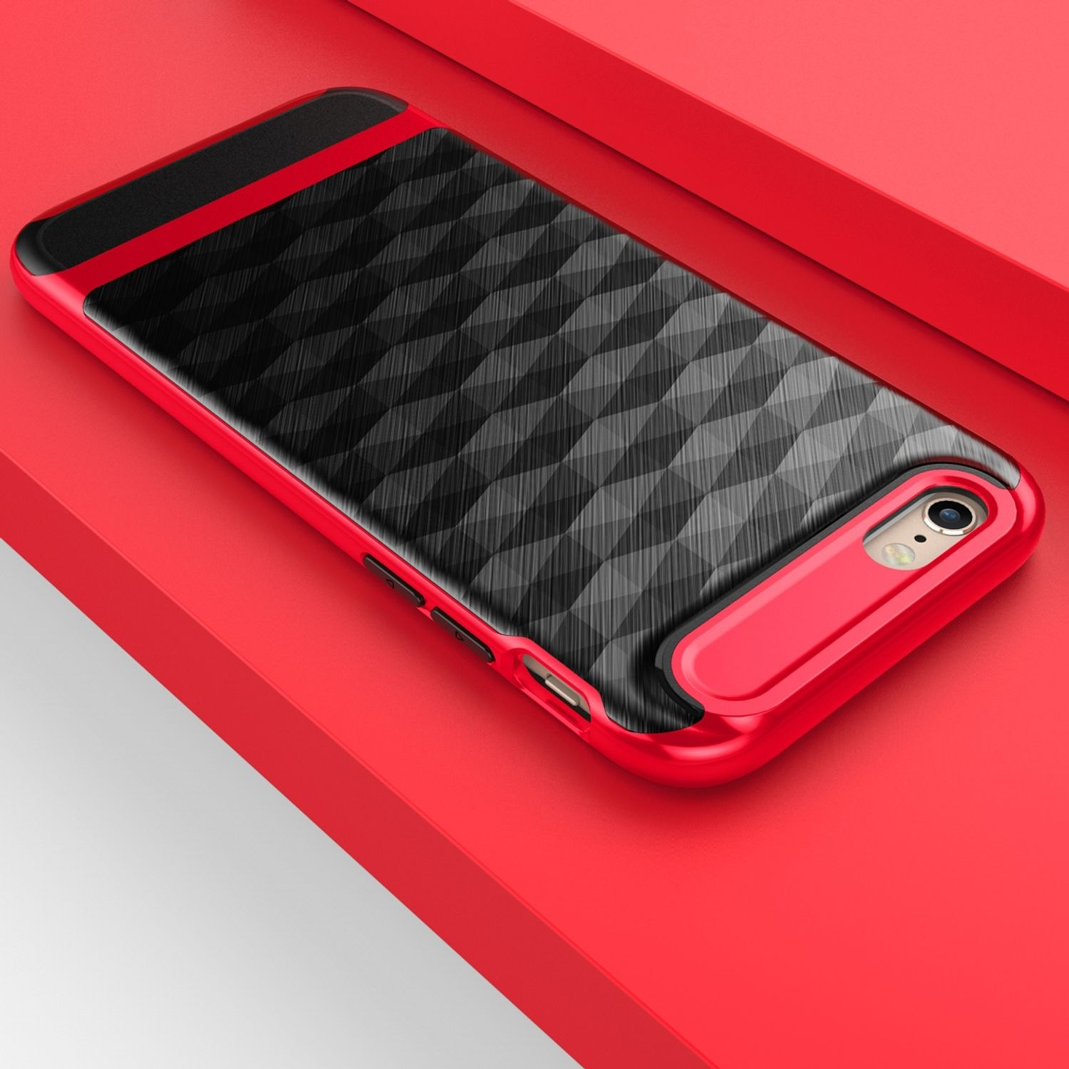 Rote und schwarze Handyhülle auf roter Oberfläche. Das Design hat ein geometrisches Muster.