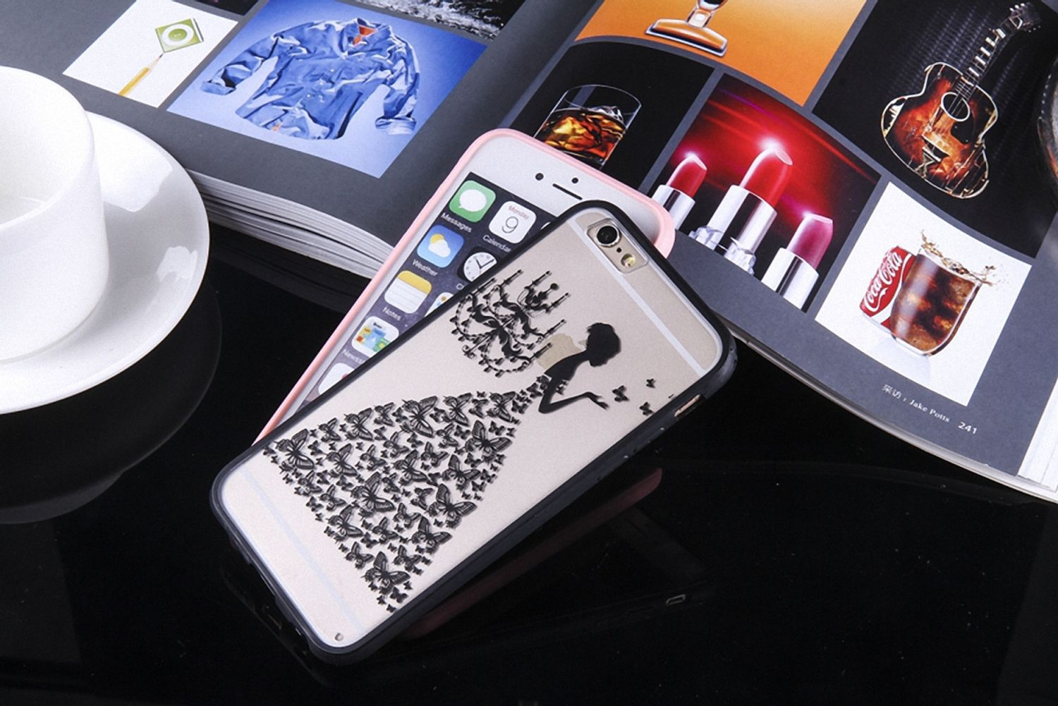 Zwei Telefone mit Hüllen, eines mit Schmetterlingsdesign, das andere mit rosa Rückseite.