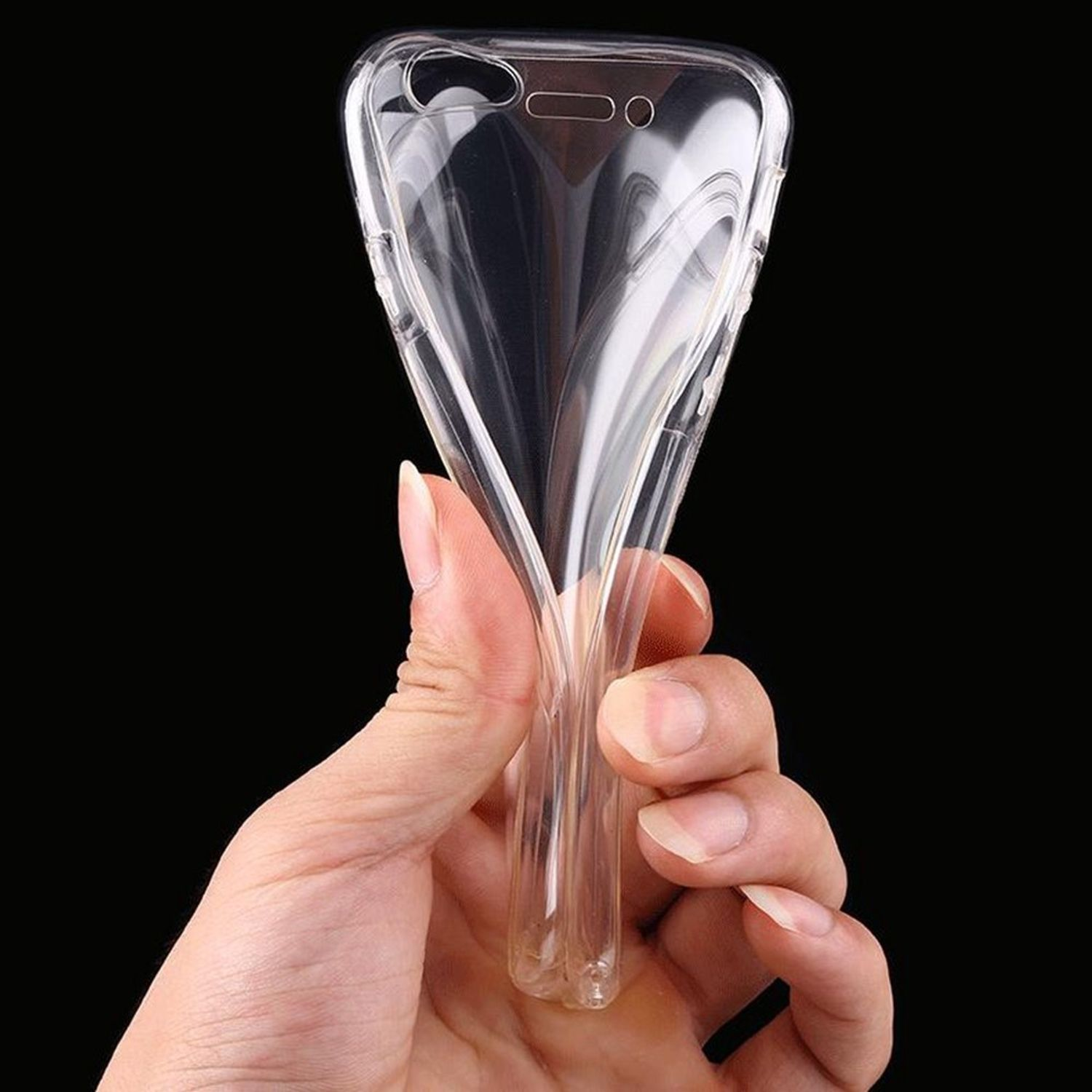 Hand hält eine transparente, flexible Handyhülle und zeigt ihre Biegsamkeit.