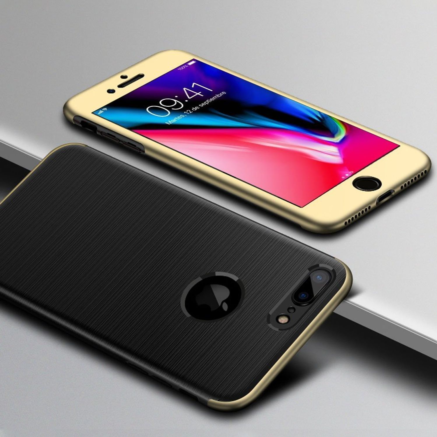 Ein goldenes Telefon mit schwarzem Gehäuse. Der Bildschirm des Telefons zeigt die Uhrzeit an. Ein schwarzer Hintergrund.