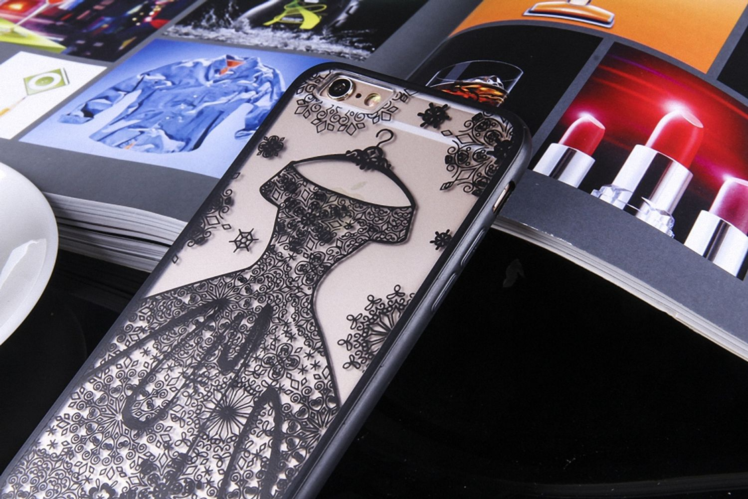 Handyhülle mit Kleid-Design auf Zeitschrift, mit Lippenstift und Gitarre.