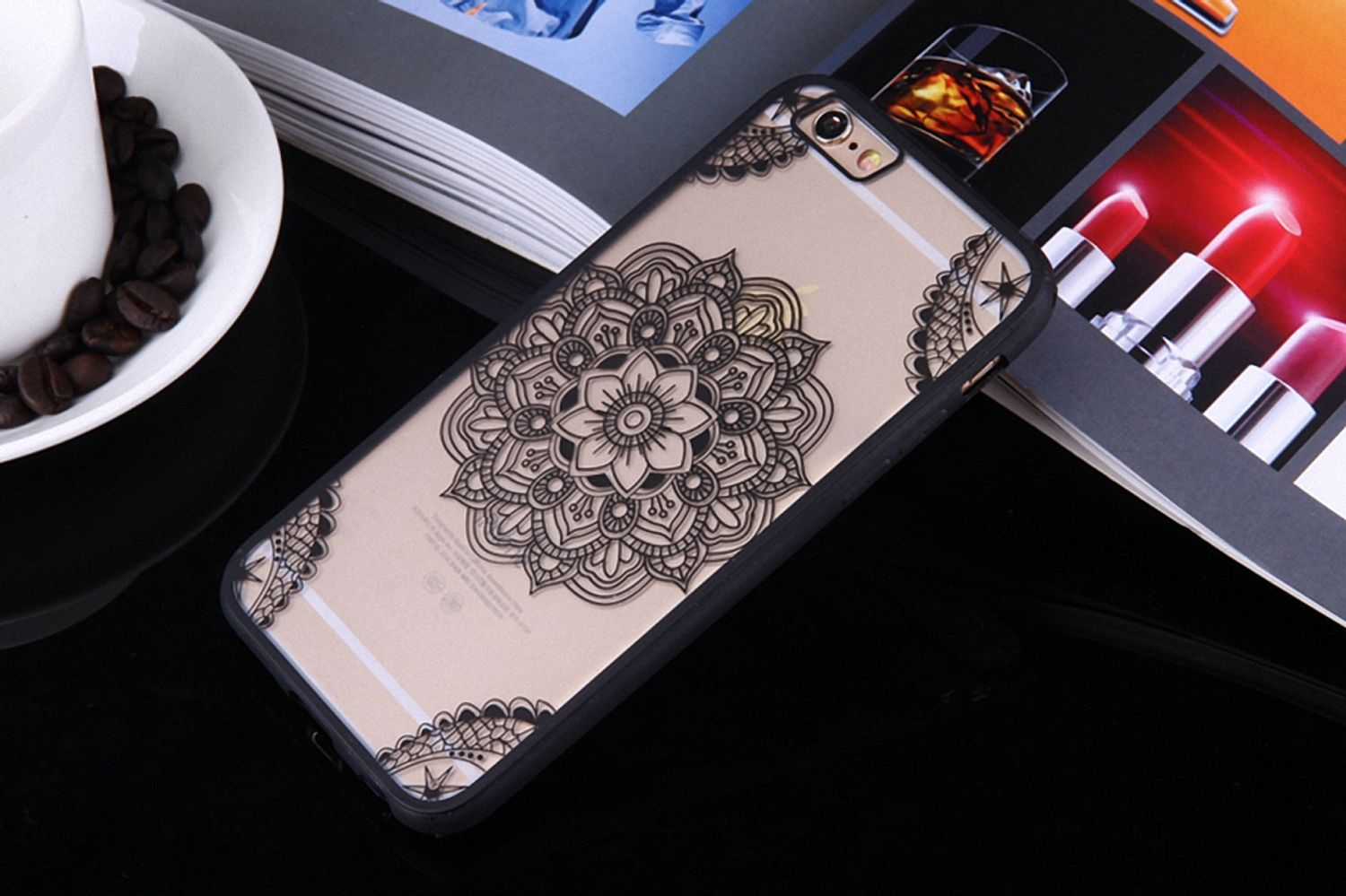 Eine Handyhülle mit einem schwarzen Mandala-Design auf einem Tisch.