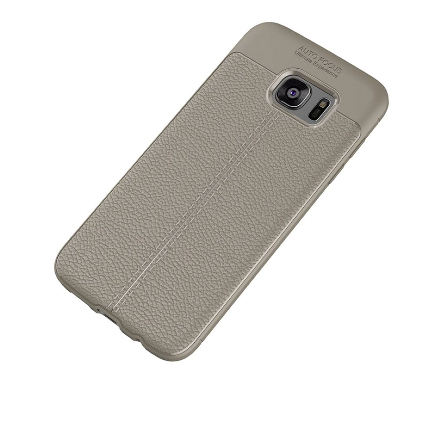 Eine beige Handyhülle mit Steppnähten. Das Kameraobjektiv ist sichtbar. Die Hülle liegt auf weißem Untergrund.