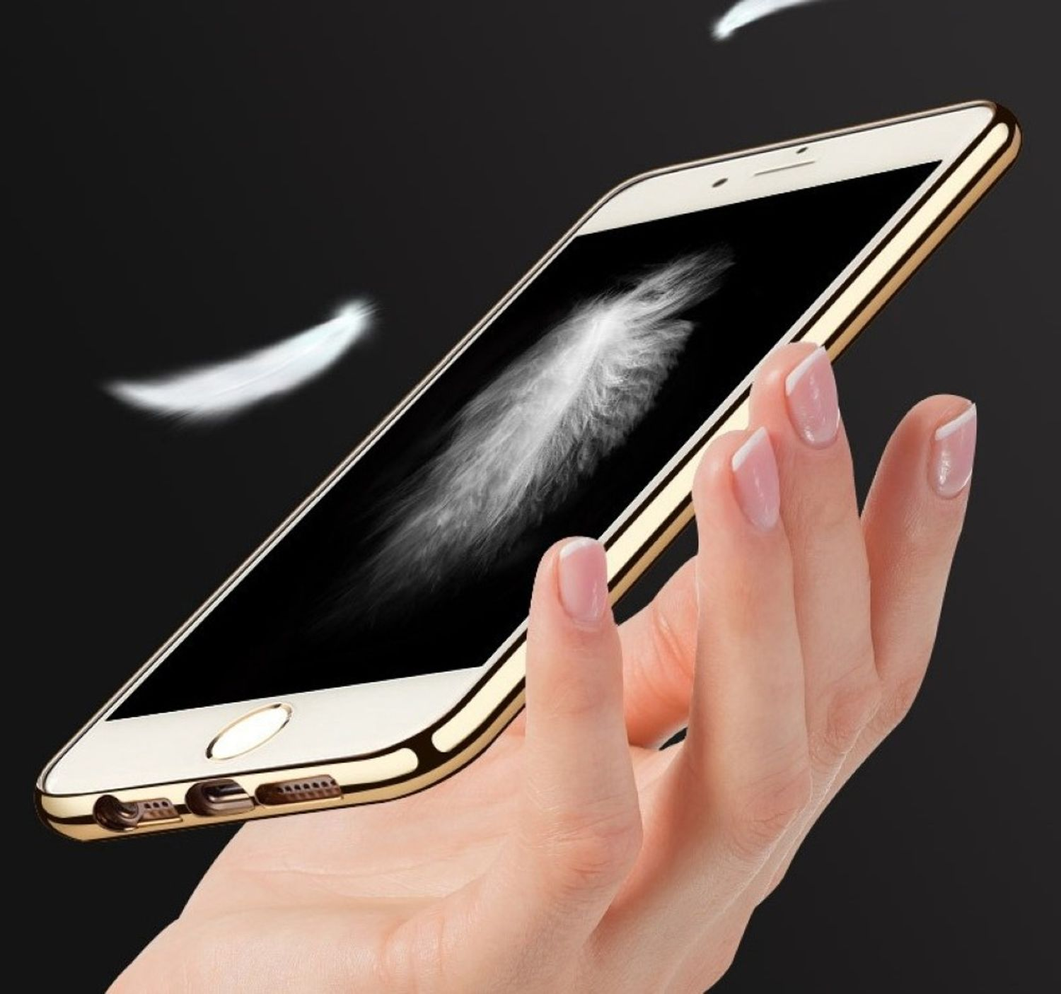 Hand hält goldenes Telefon, weiße Feder schwebt, schwarzer Hintergrund.
