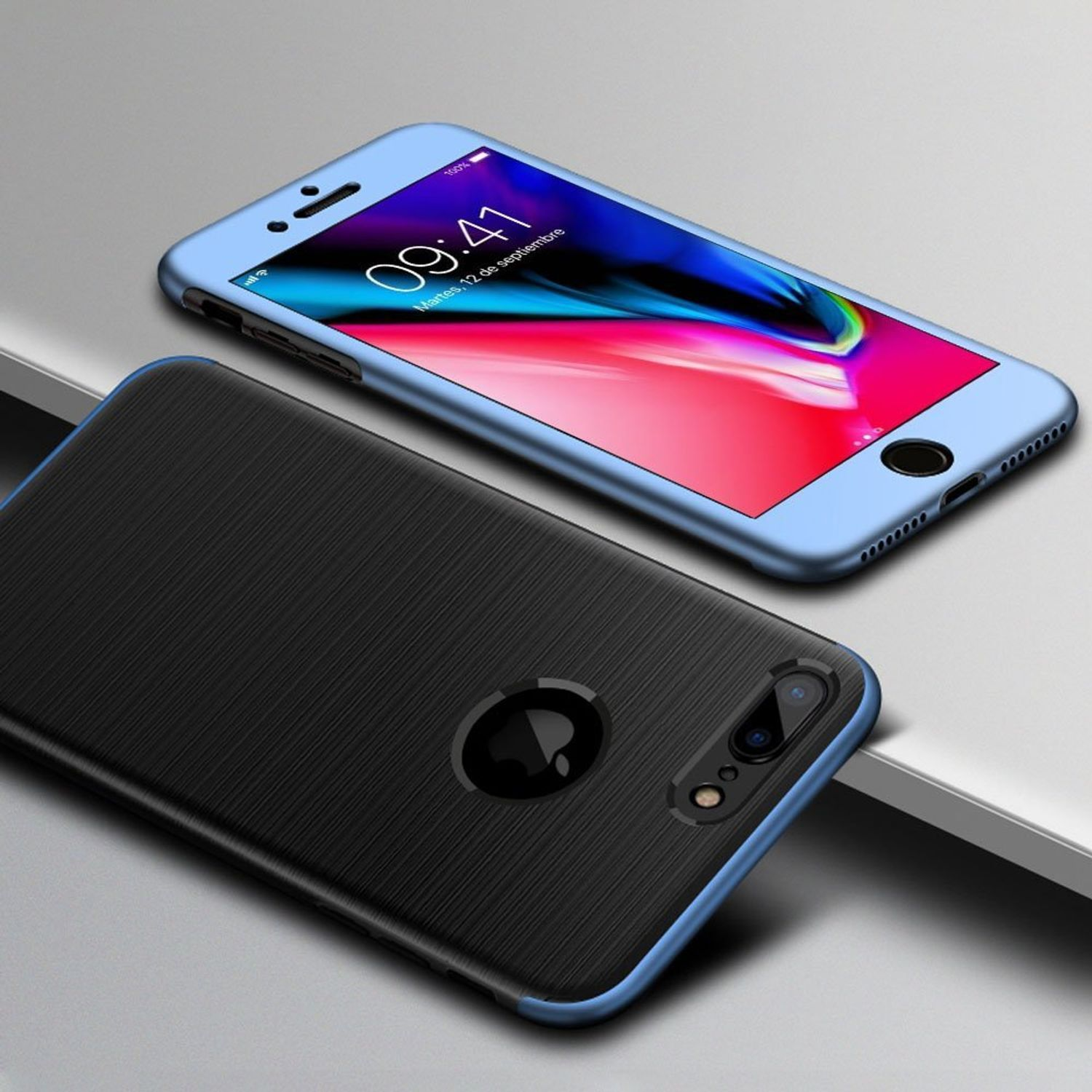Smartphone in blau-schwarzer Hülle, die Rückseite mit schwarzer Textur und blauem Rahmen.