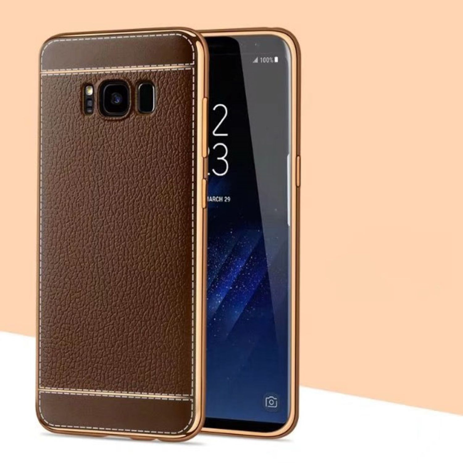 Braune Handyhülle mit goldenem Rand auf einem Telefon. Der Bildschirm zeigt ein Datum.