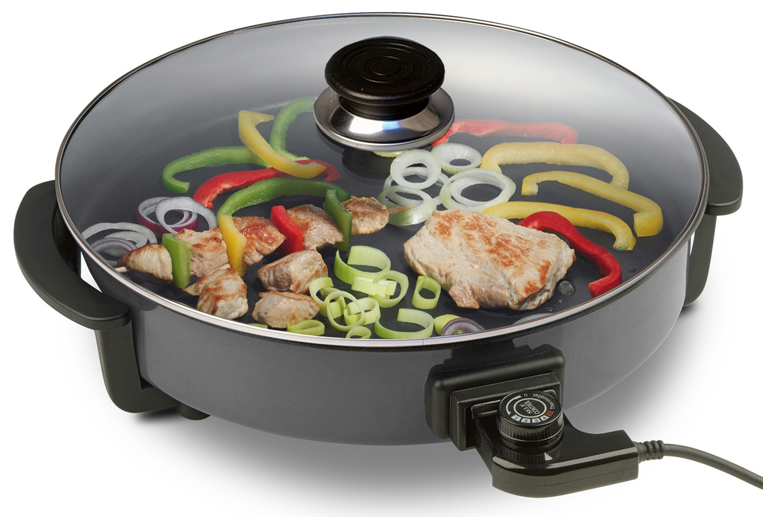 Elektrische Bratpfanne mit Gemüse und Fleisch, Glasdeckel und Temperaturregler.