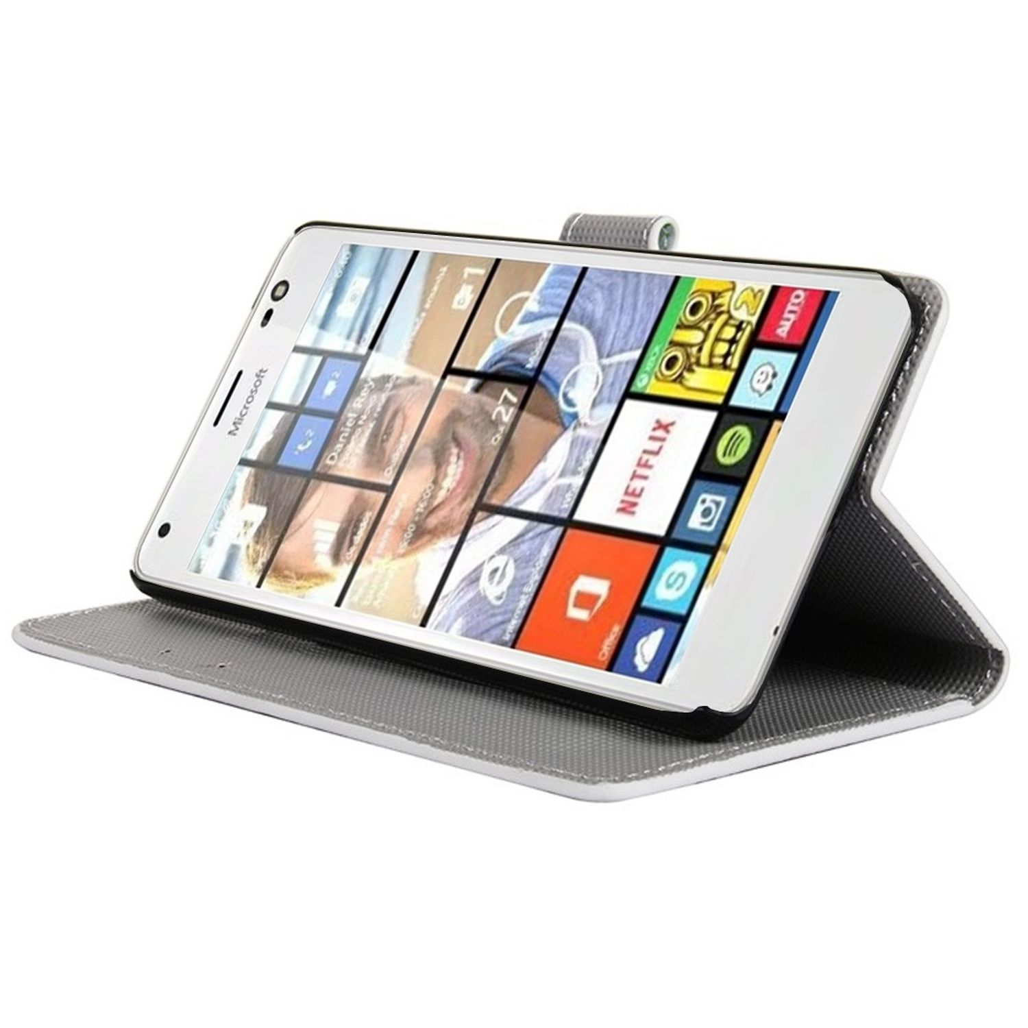 Weißes Tablet in grauem Case, aufgestellt. Tablet zeigt App-Icons.