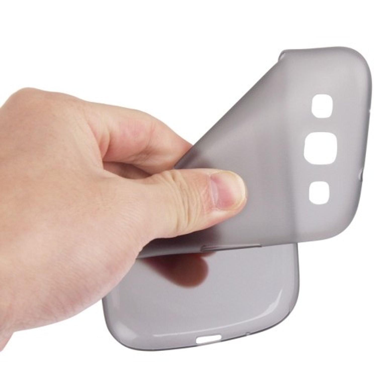 Eine Hand hält eine graue Handyhülle über einer anderen grauen Hülle. Der Hintergrund ist weiß. Löcher für Knöpfe.