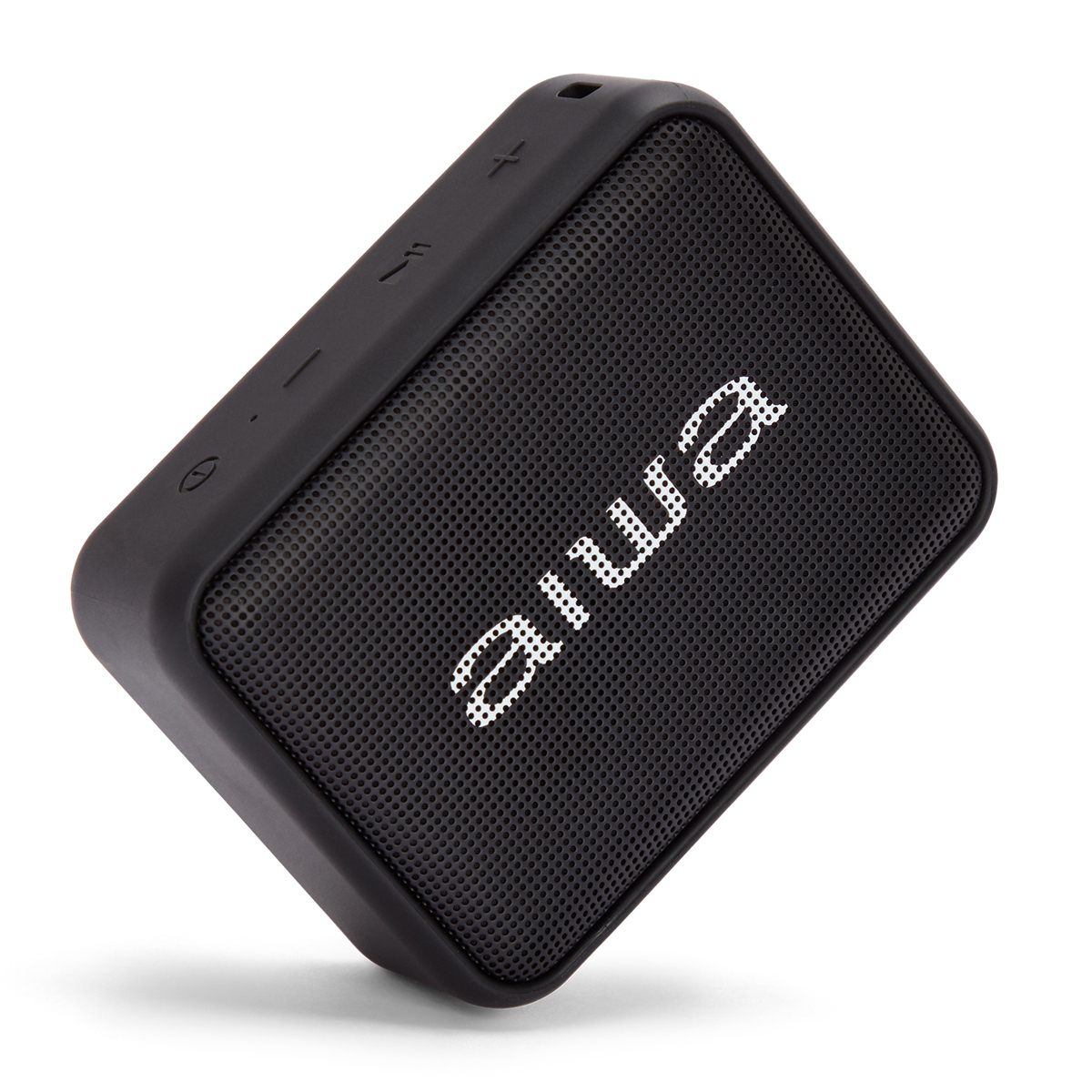 Czarny głośnik aiwa. Siatkowy przód i białe logo aiwa. Widok z boku. Białe tło.