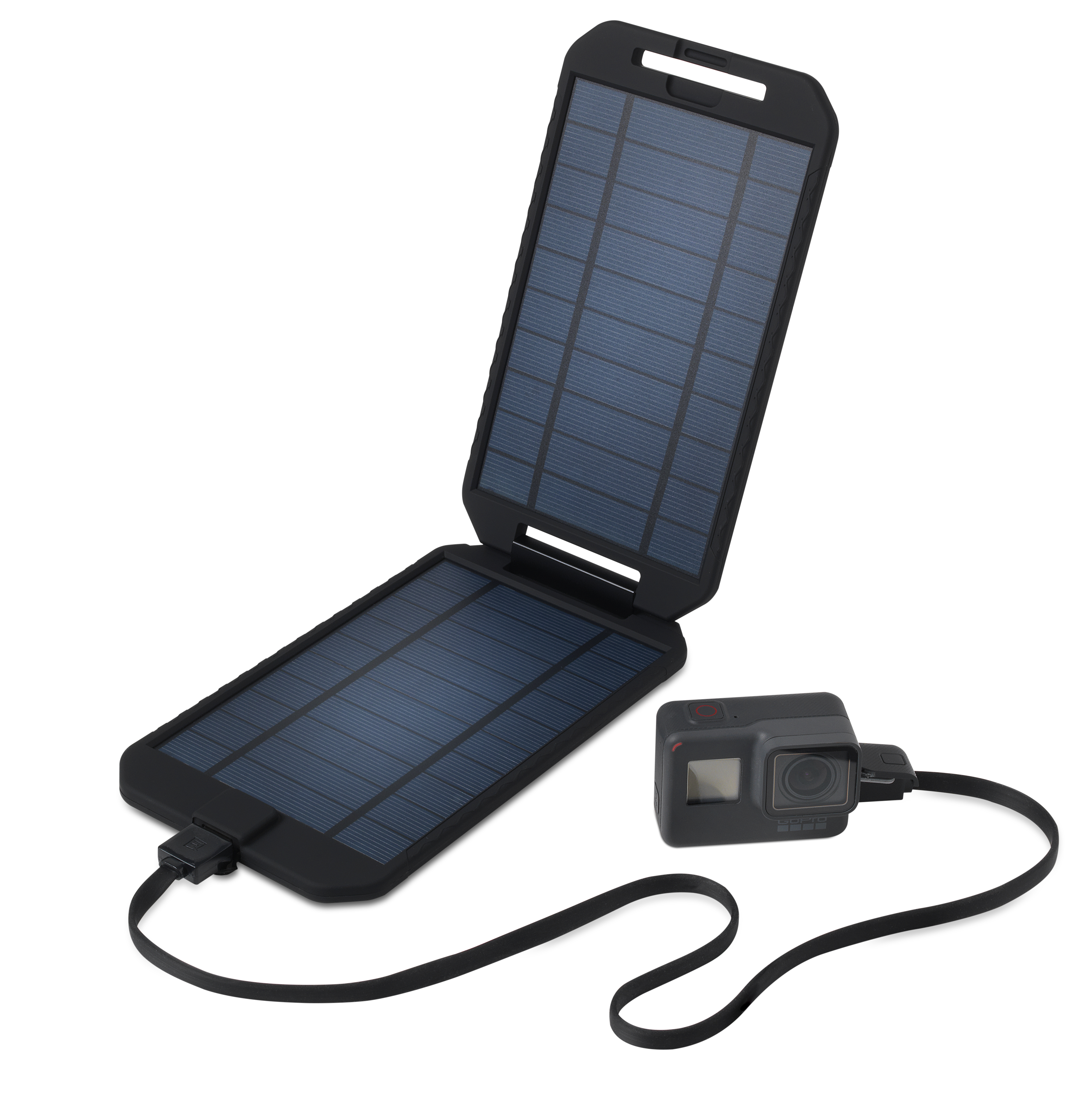 Ein schwarzes Solarpanel-Ladegerät mit angeschlossener GoPro-Kamera. Das Panel ist geöffnet und zeigt die Solarzellen.